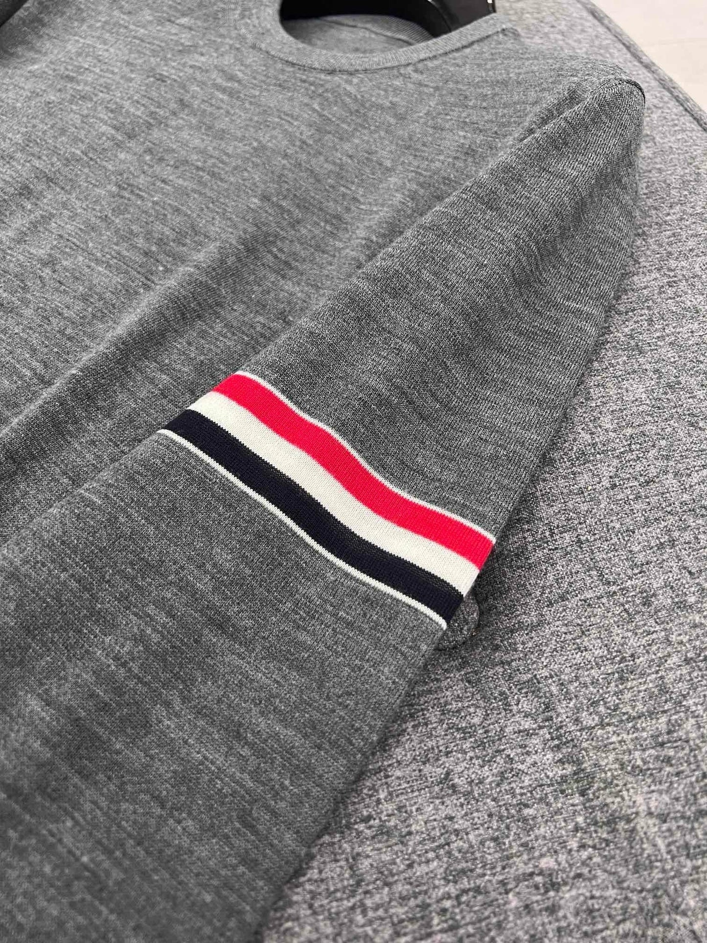 대리석 / 톰브라운 22FW FINE MERINO 암밴드 크루넥 울니트 MG