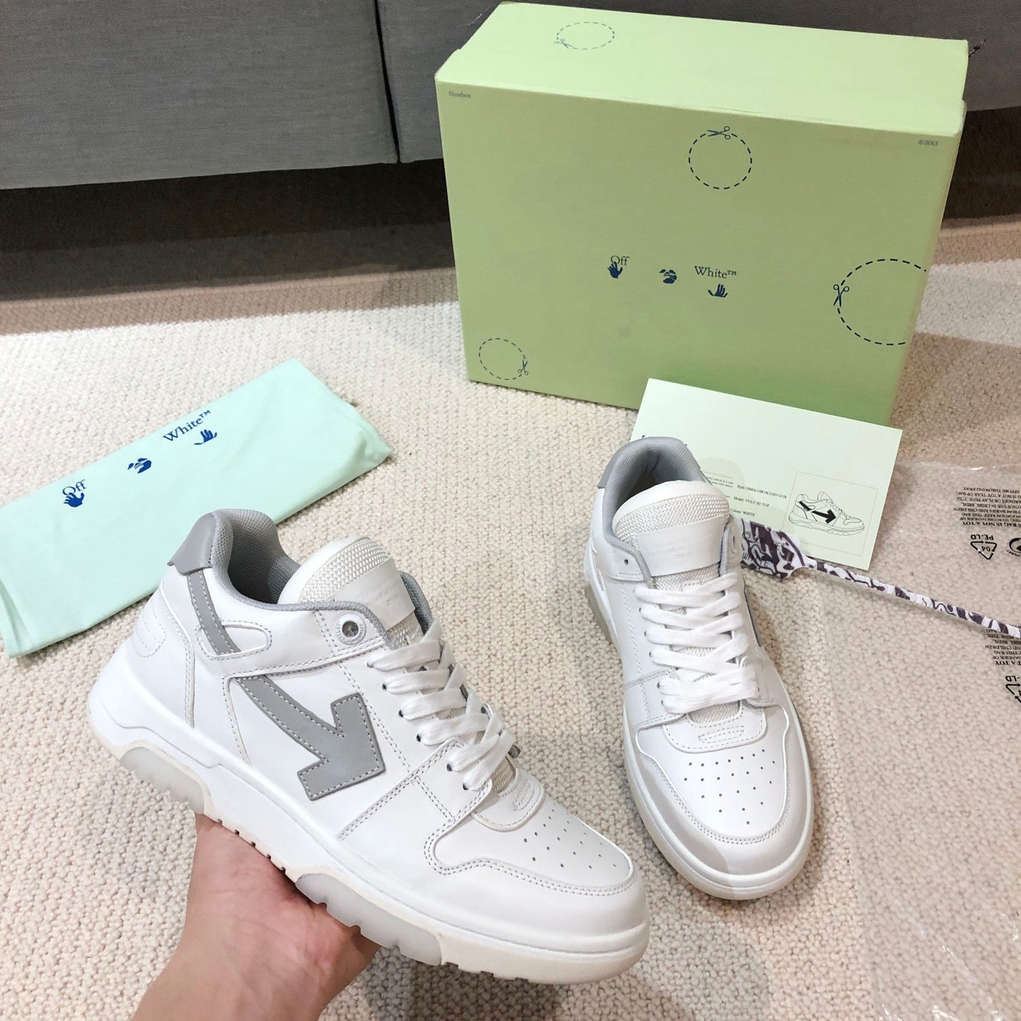 왕삼촌 / 오프화이트 스니커즈