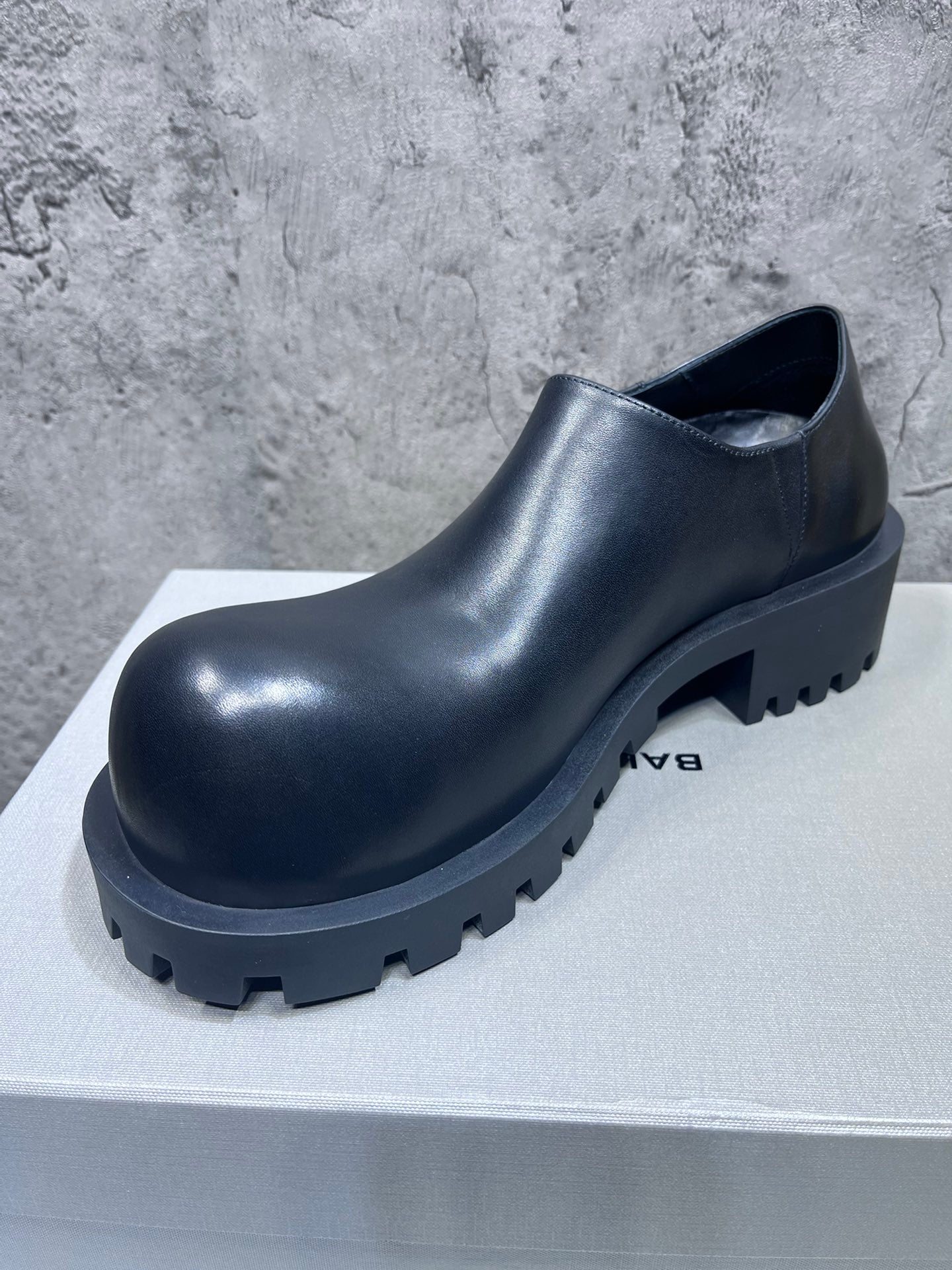 빙 / BALENCIAGA 발렌시아가 신제품 HUMMER 더비 슈즈, 살짝 비대칭인 라운드 토 슈즈,