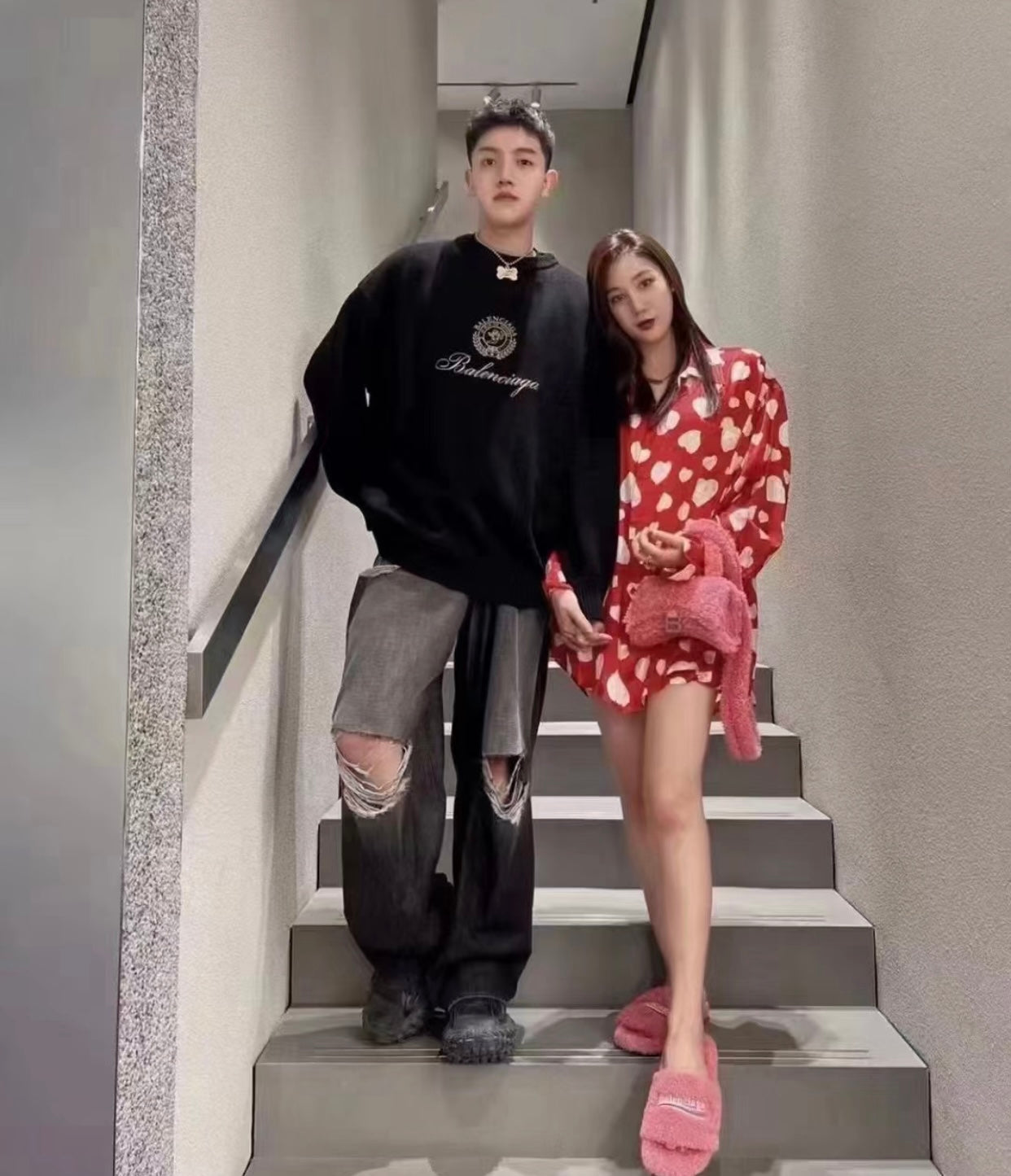 TJ셀러 / 𝗕𝗔𝗟𝗘𝗡𝗖𝗜𝗔𝗚𝗔 𝗢𝗦 골드 자수 긴팔 스웨터