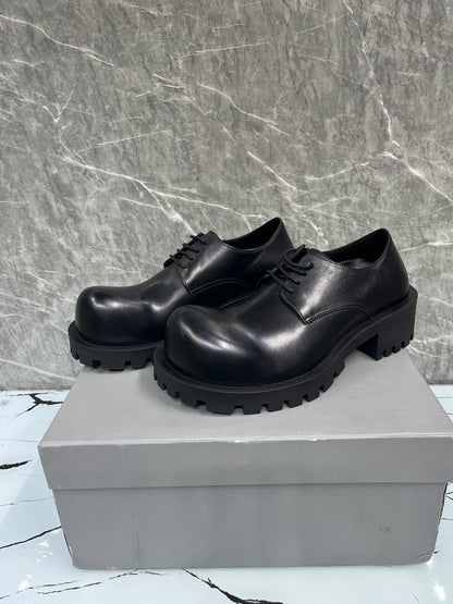 빙 / BALENCIAGA 새로운 HUMMER 더비 슈즈, 살짝 비대칭인 라운드 토 레이스업 슈즈