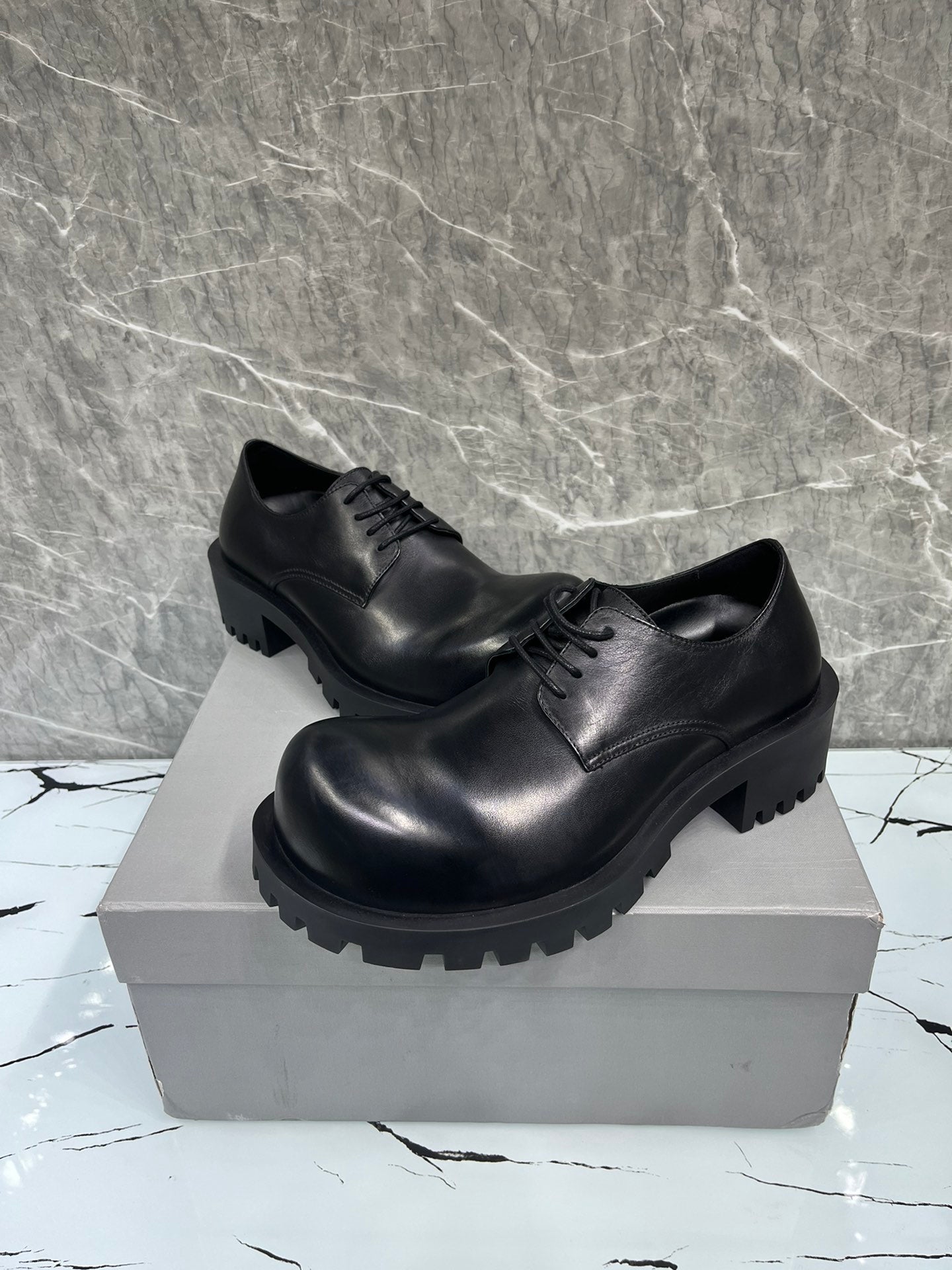 빙 / BALENCIAGA 새로운 HUMMER 더비 슈즈, 살짝 비대칭인 라운드 토 레이스업 슈즈