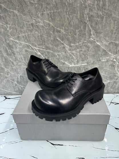 빙 / BALENCIAGA 새로운 HUMMER 더비 슈즈, 살짝 비대칭인 라운드 토 레이스업 슈즈