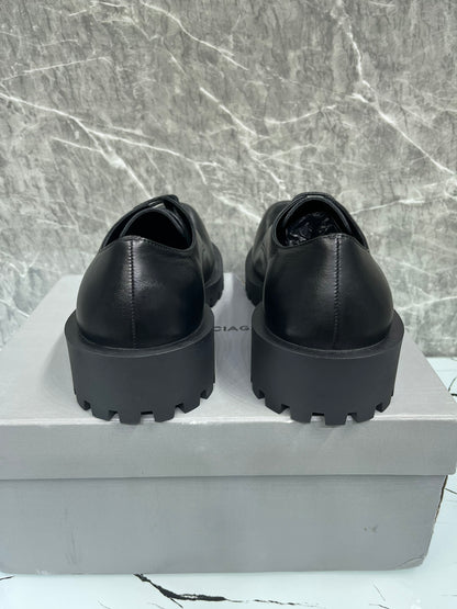 빙 / BALENCIAGA 새로운 HUMMER 더비 슈즈, 살짝 비대칭인 라운드 토 레이스업 슈즈