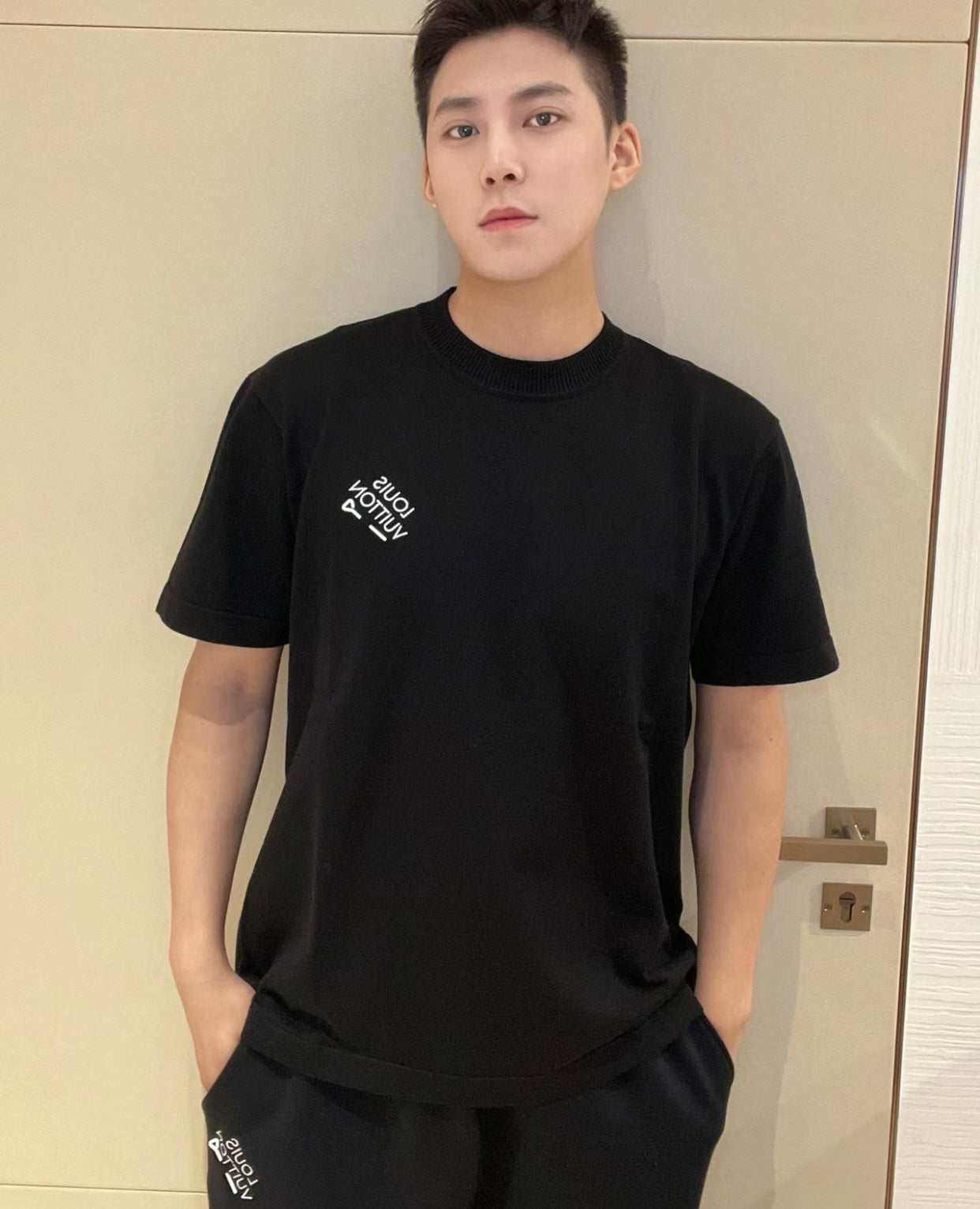 TJ / 루이비통 로고 반팔티 , 𝗟𝗢𝗨𝗜𝗦 𝗩𝗨𝗜𝗧𝗧𝗢𝗡 로고 반팔 티셔츠
