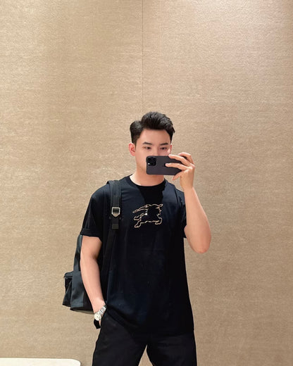 TJ / 버버리 𝗕𝗨𝗥𝗕𝗘𝗥𝗥𝗬 체크 무늬 승마 라이더 코튼 티셔츠