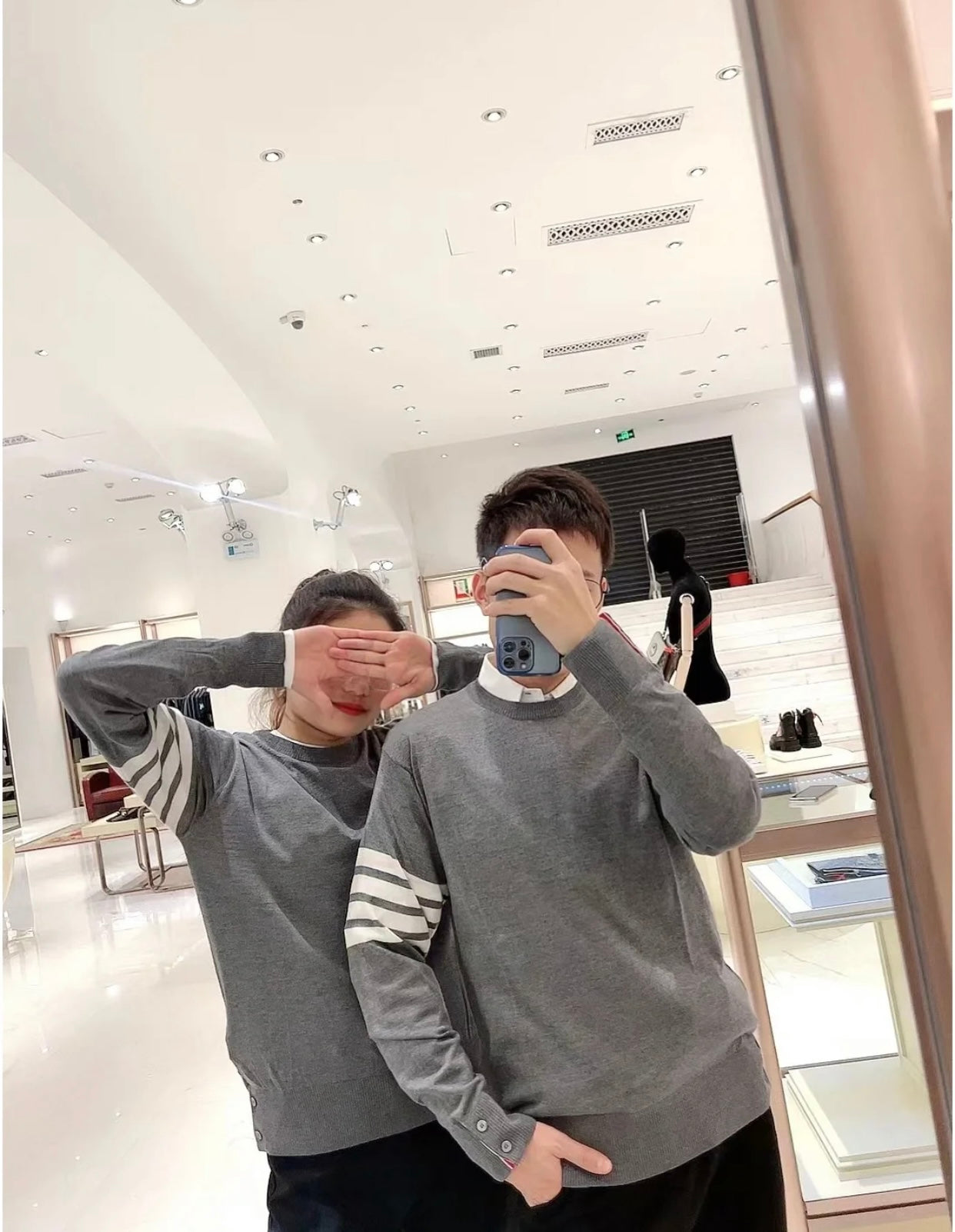 TJ / 톰브라운 𝗧𝗛𝗢𝗠 𝗕𝗥𝗢𝗪𝗡𝗘 클래식 𝟰 스트라이프 울 풀오버 스웨터 (남여공용)
