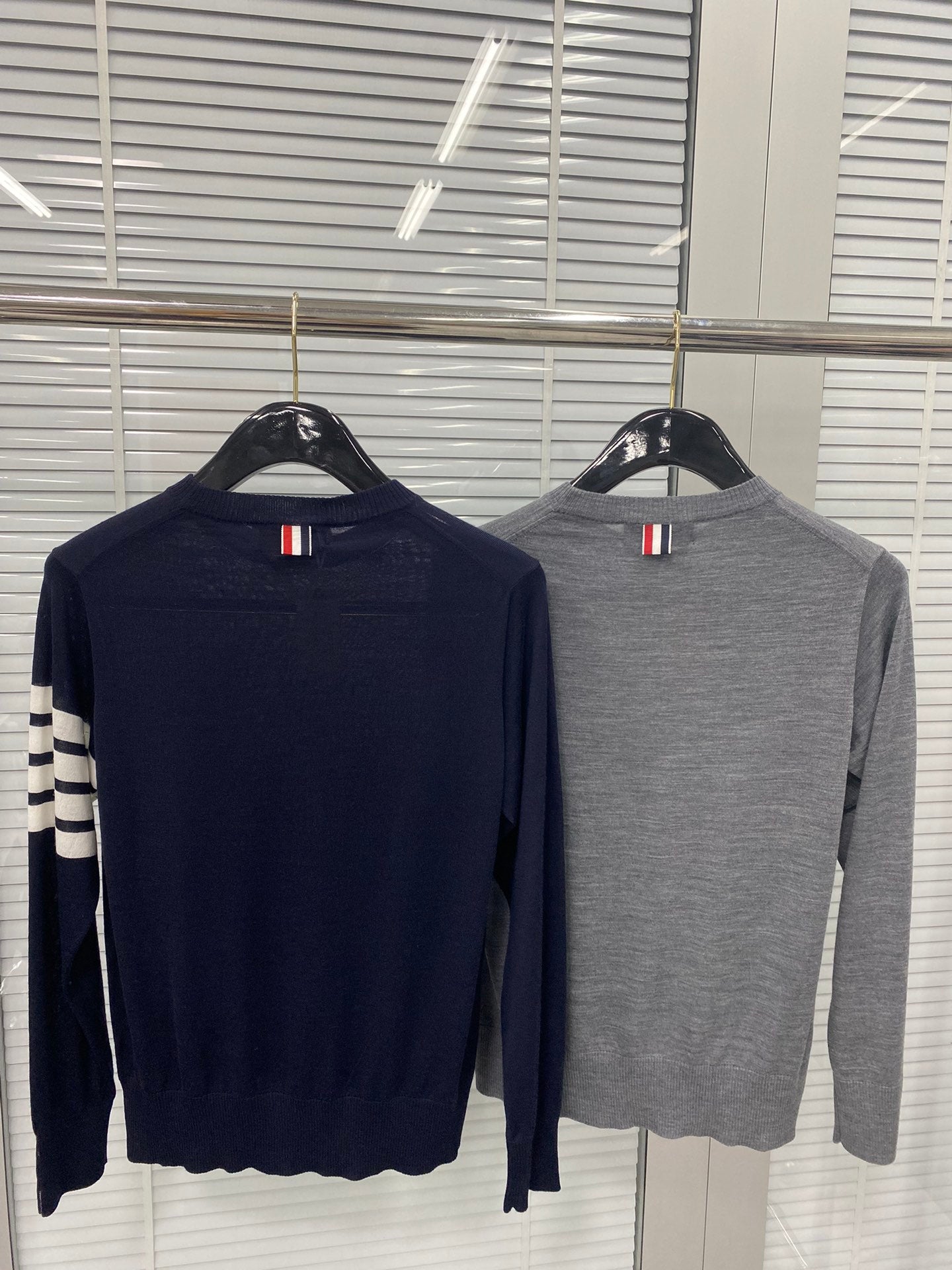 TJ / 톰브라운 𝗧𝗛𝗢𝗠 𝗕𝗥𝗢𝗪𝗡𝗘 클래식 𝟰 스트라이프 울 풀오버 스웨터 (남여공용)
