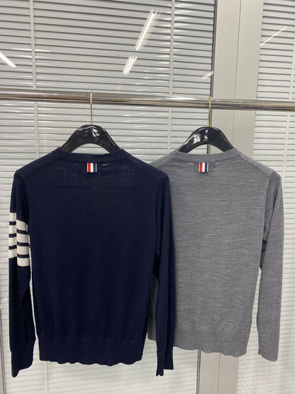 TJ / 톰브라운 𝗧𝗛𝗢𝗠 𝗕𝗥𝗢𝗪𝗡𝗘 클래식 𝟰 스트라이프 울 풀오버 스웨터 (남여공용)