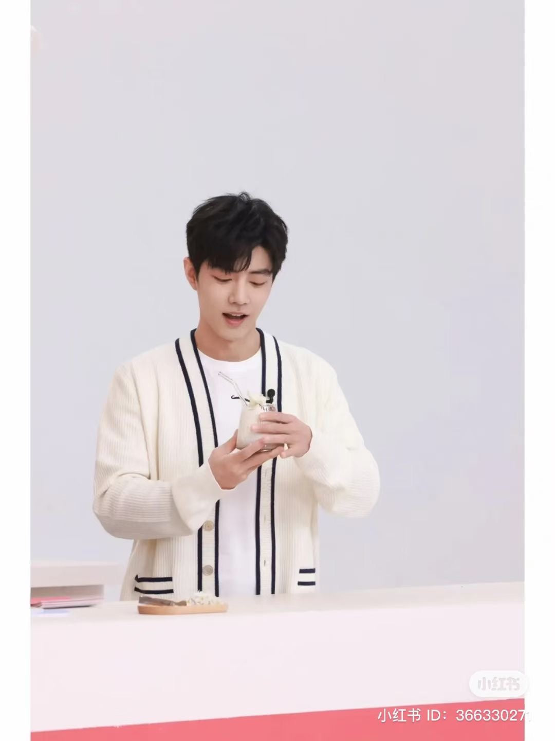대리석 /  구찌 블루 엣지 디테일의 브이넥 가디건