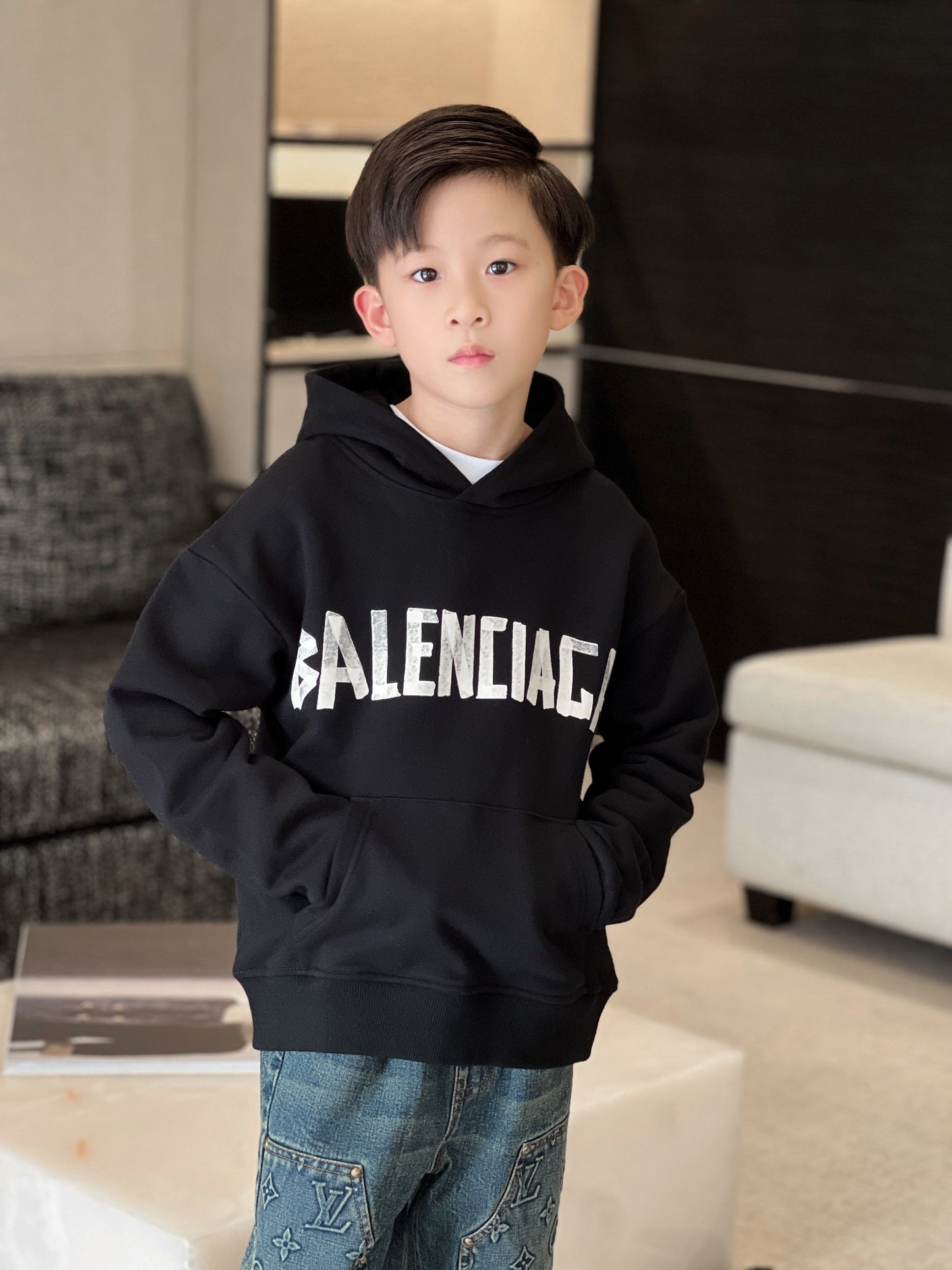 AA / 발렌시아가 후드티