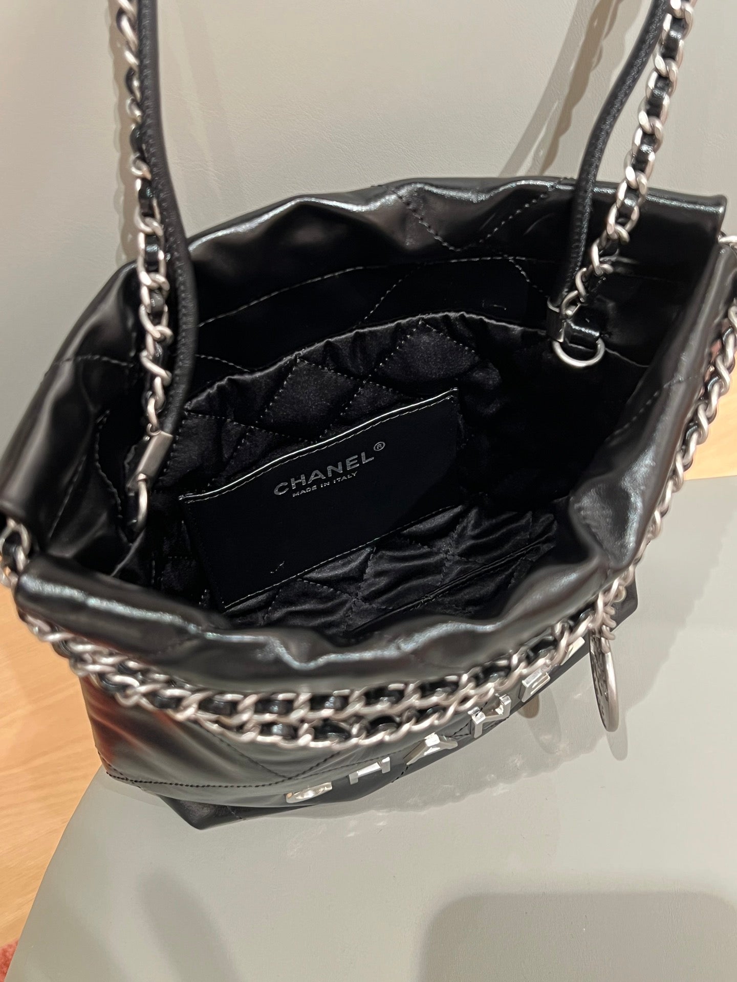 지존 / 샤넬  22 Bag 미니 프리미엄 오리지널 송아지 가죽 블랙 빈티지 실버사이즈:20x19x6cm