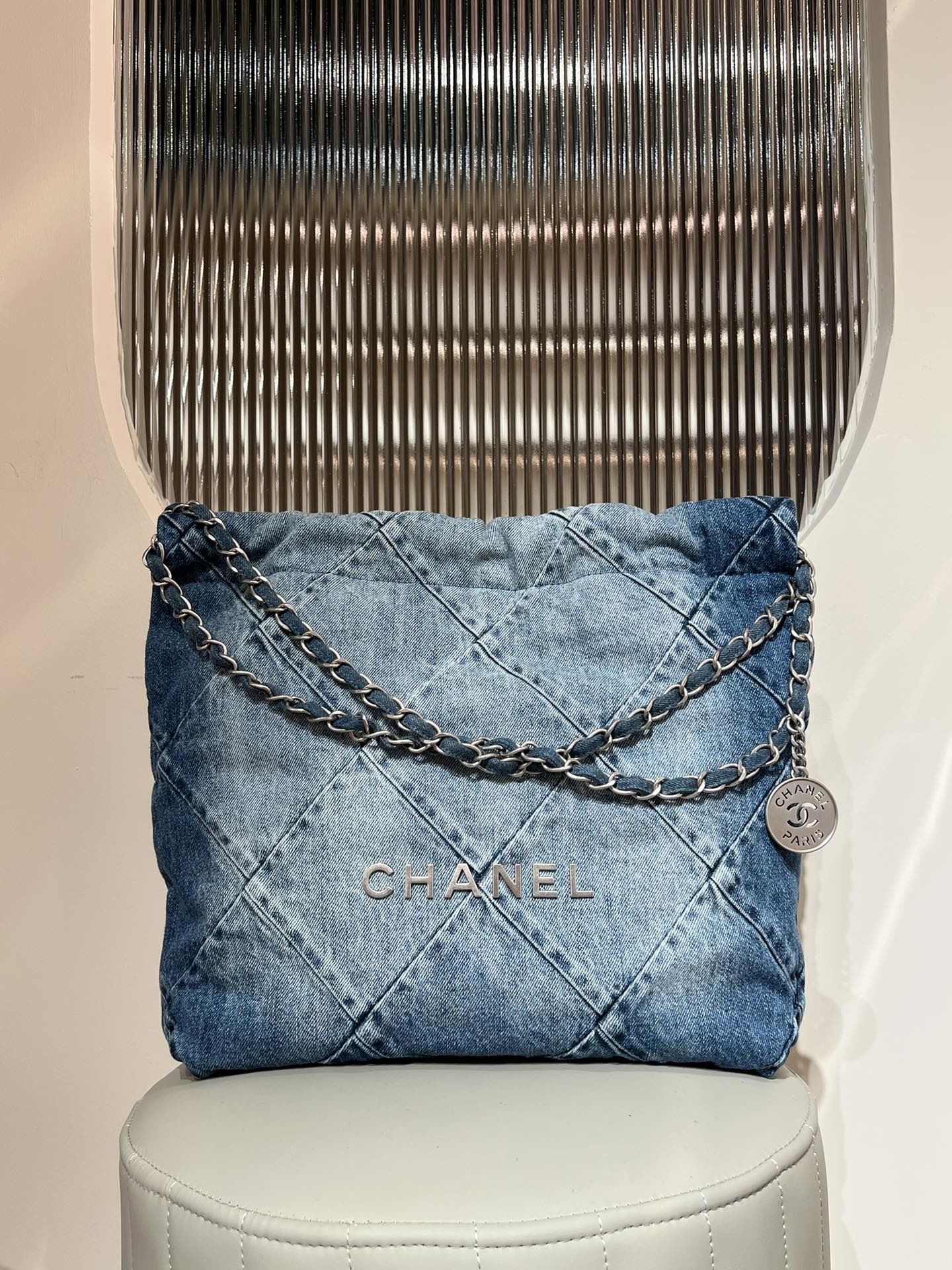 지존 / 샤넬  22Bag 여름에 잘 팔리는 데님 시리즈 스몰 사이즈:35x37x7cm