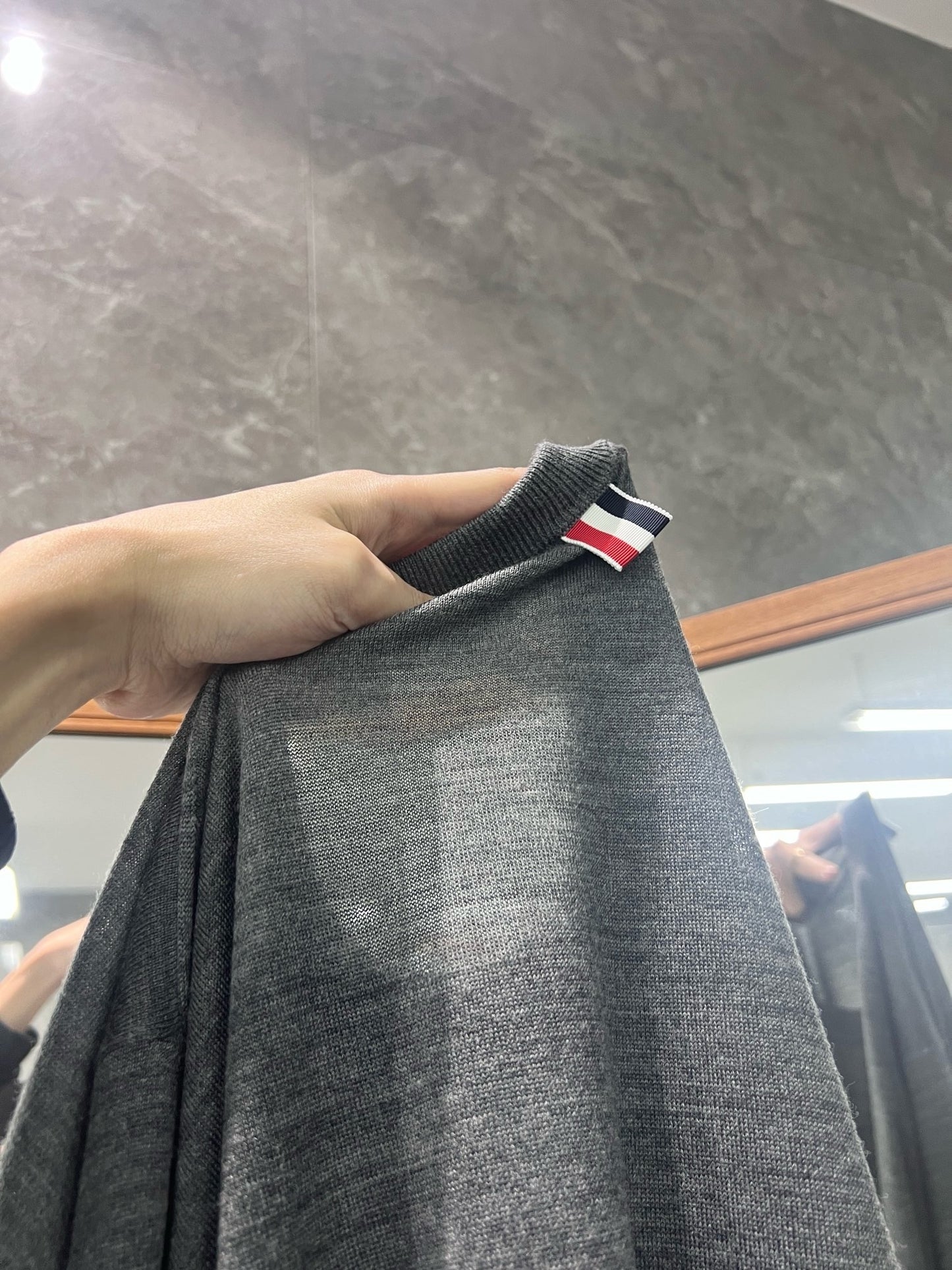 대리석 / 톰브라운 22FW FINE MERINO 암밴드 크루넥 울니트 MG