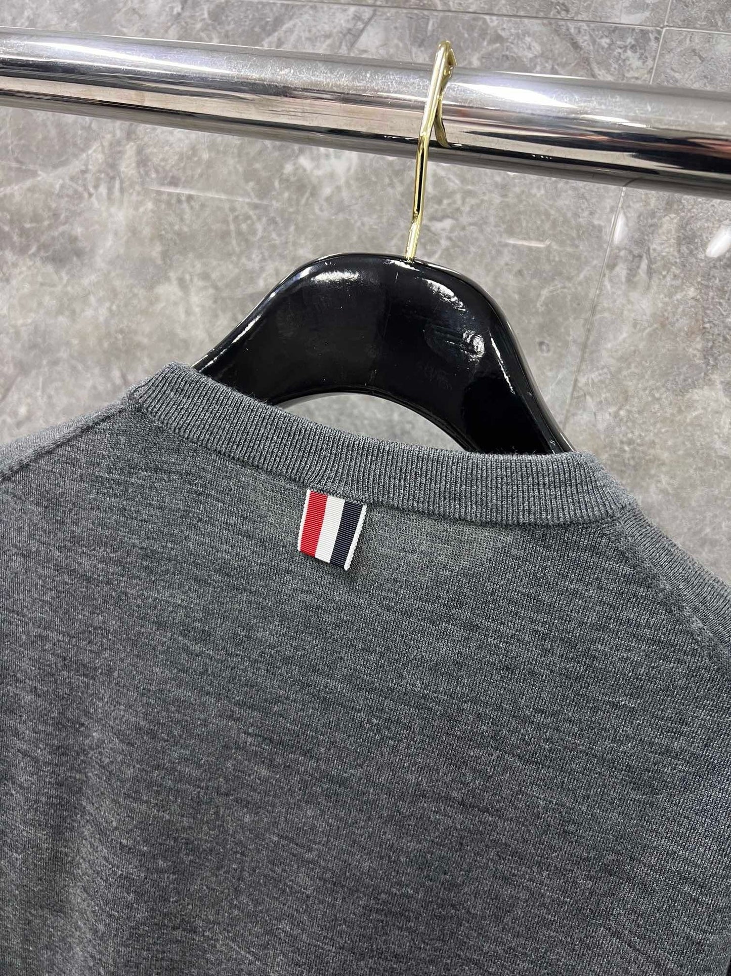 대리석 / 톰브라운 22FW FINE MERINO 암밴드 크루넥 울니트 MG