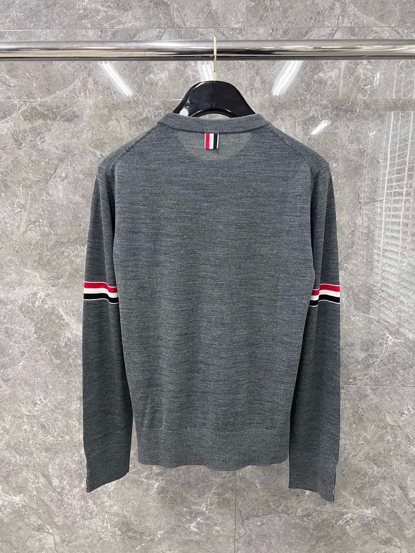 대리석 / 톰브라운 22FW FINE MERINO 암밴드 크루넥 울니트 MG