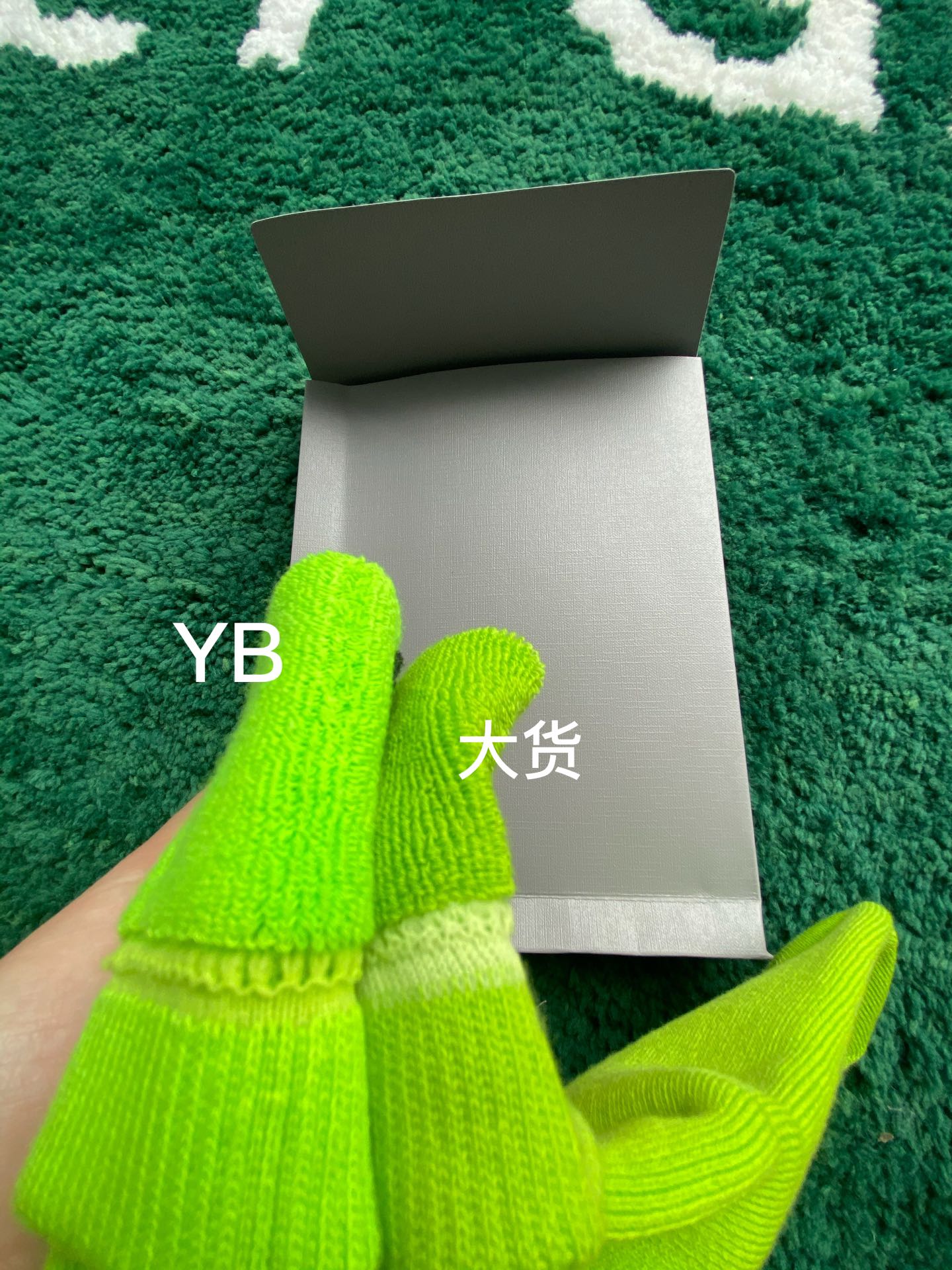 CND /발렌시아가 양말