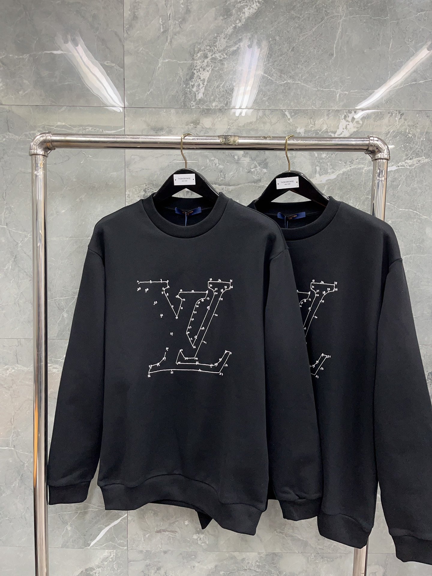 zb / 루이비통 맨투맨