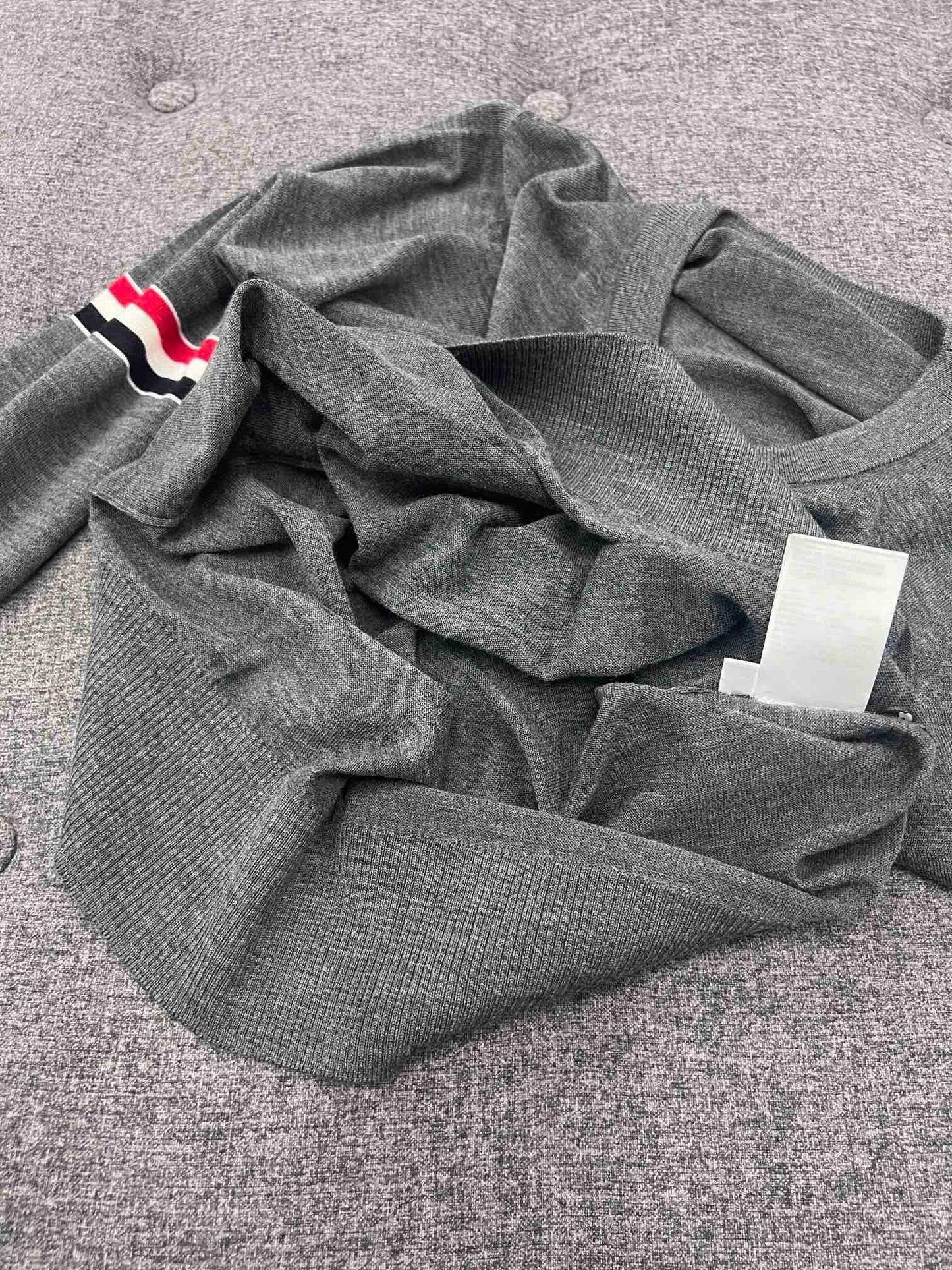 대리석 / 톰브라운 22FW FINE MERINO 암밴드 크루넥 울니트 MG