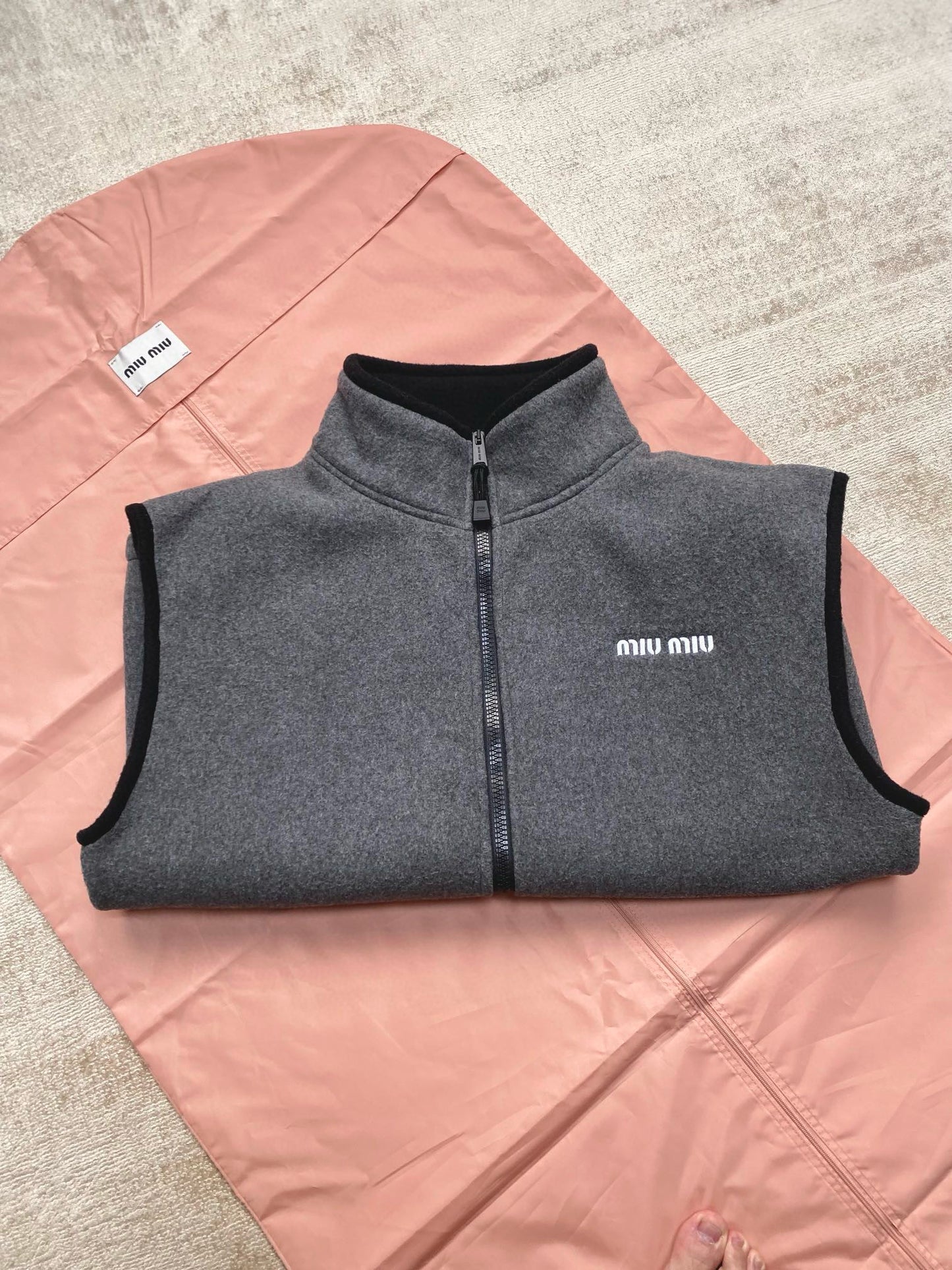 gw/미우미우 남여 그레이 벨벳 조끼