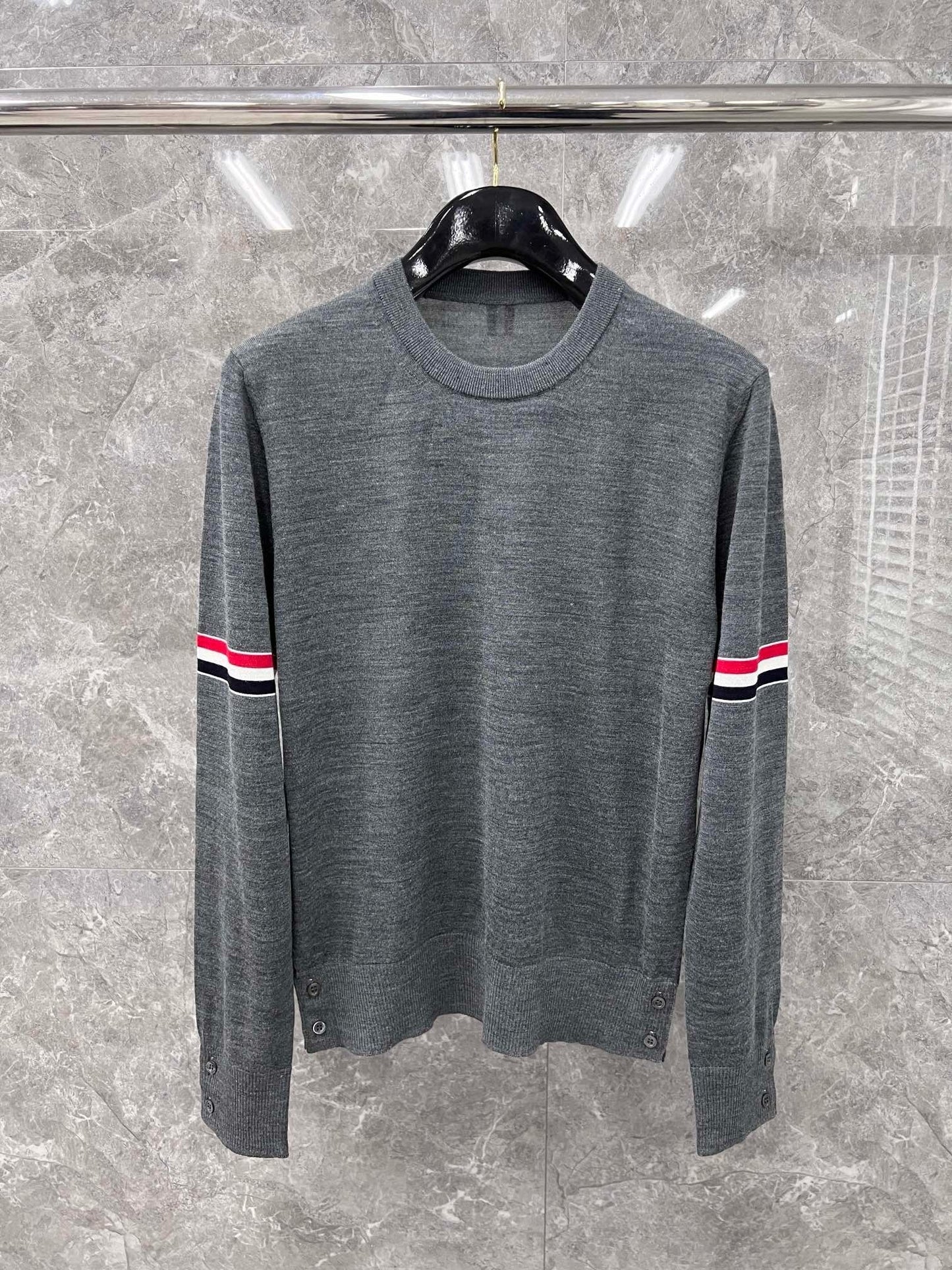 대리석 / 톰브라운 22FW FINE MERINO 암밴드 크루넥 울니트 MG
