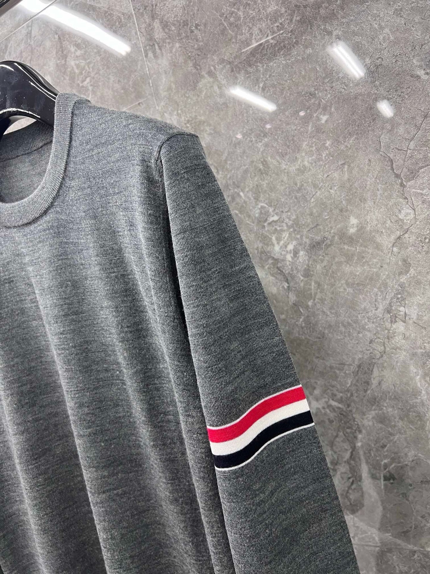 대리석 / 톰브라운 22FW FINE MERINO 암밴드 크루넥 울니트 MG