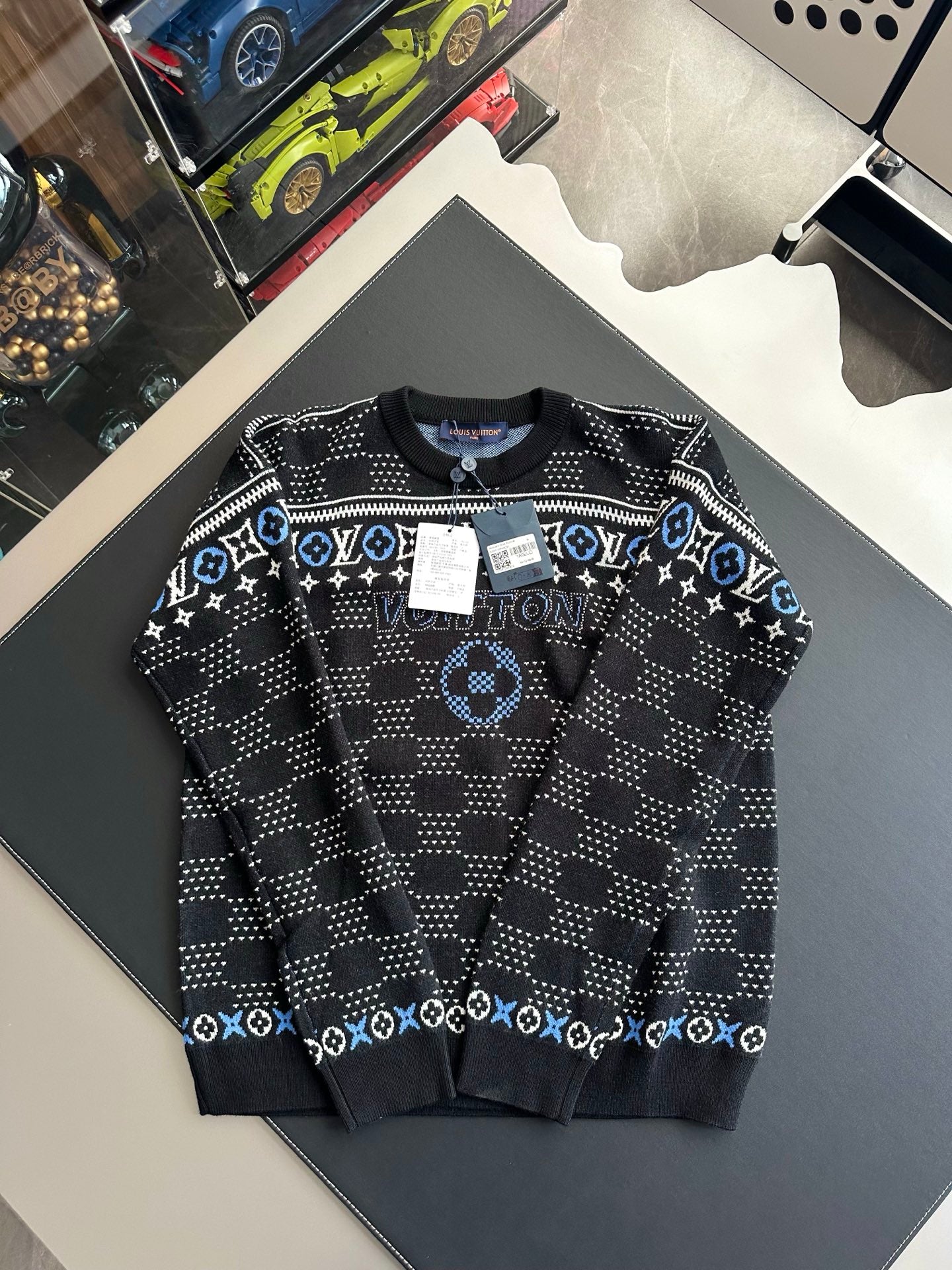 v공장 / 루이비통 25SS LV 엠보스드 남성 후드 니트 티셔츠 블랙 1A9FQI |