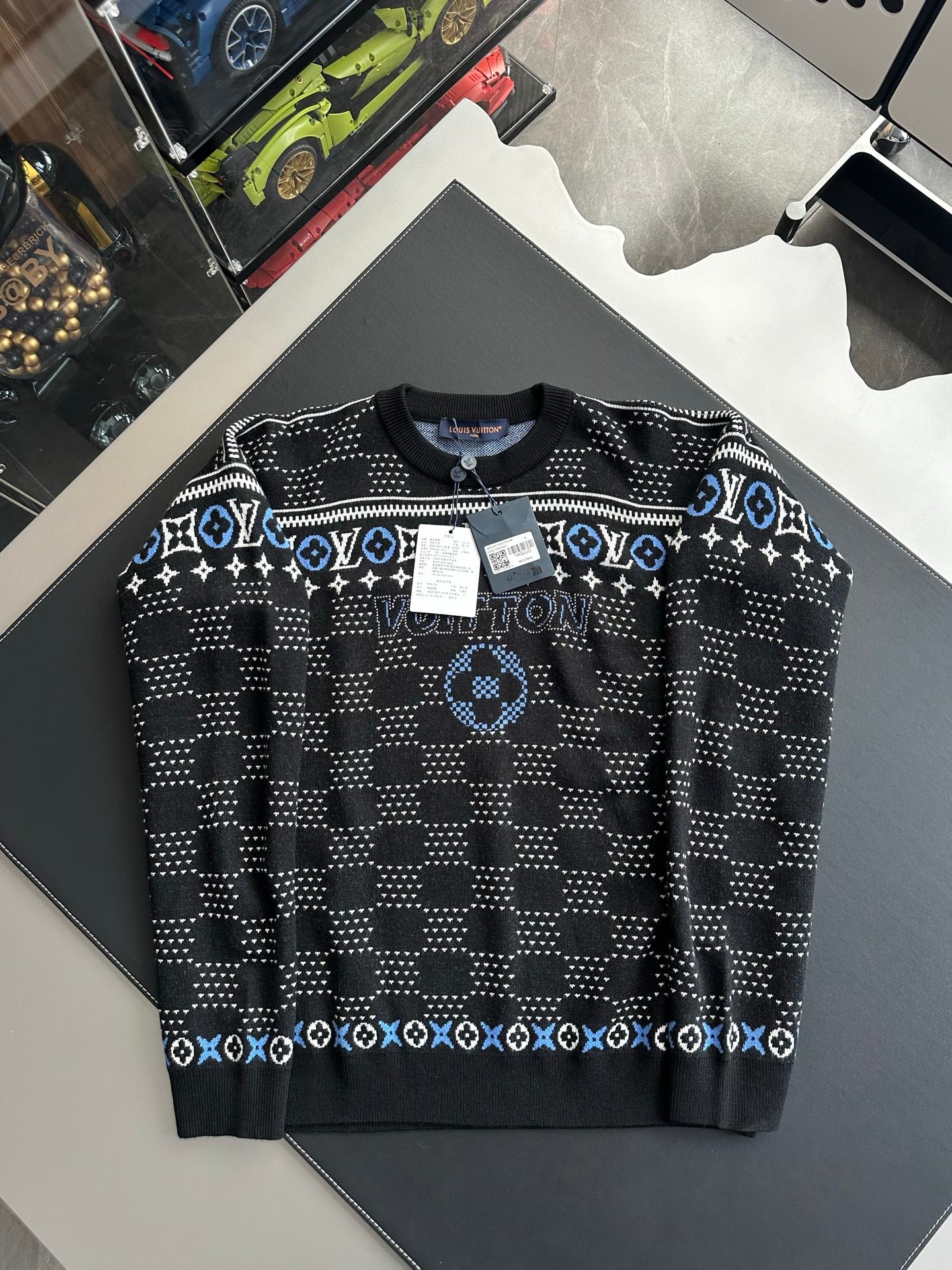 v공장 / 루이비통 25SS LV 엠보스드 남성 후드 니트 티셔츠 블랙 1A9FQI |