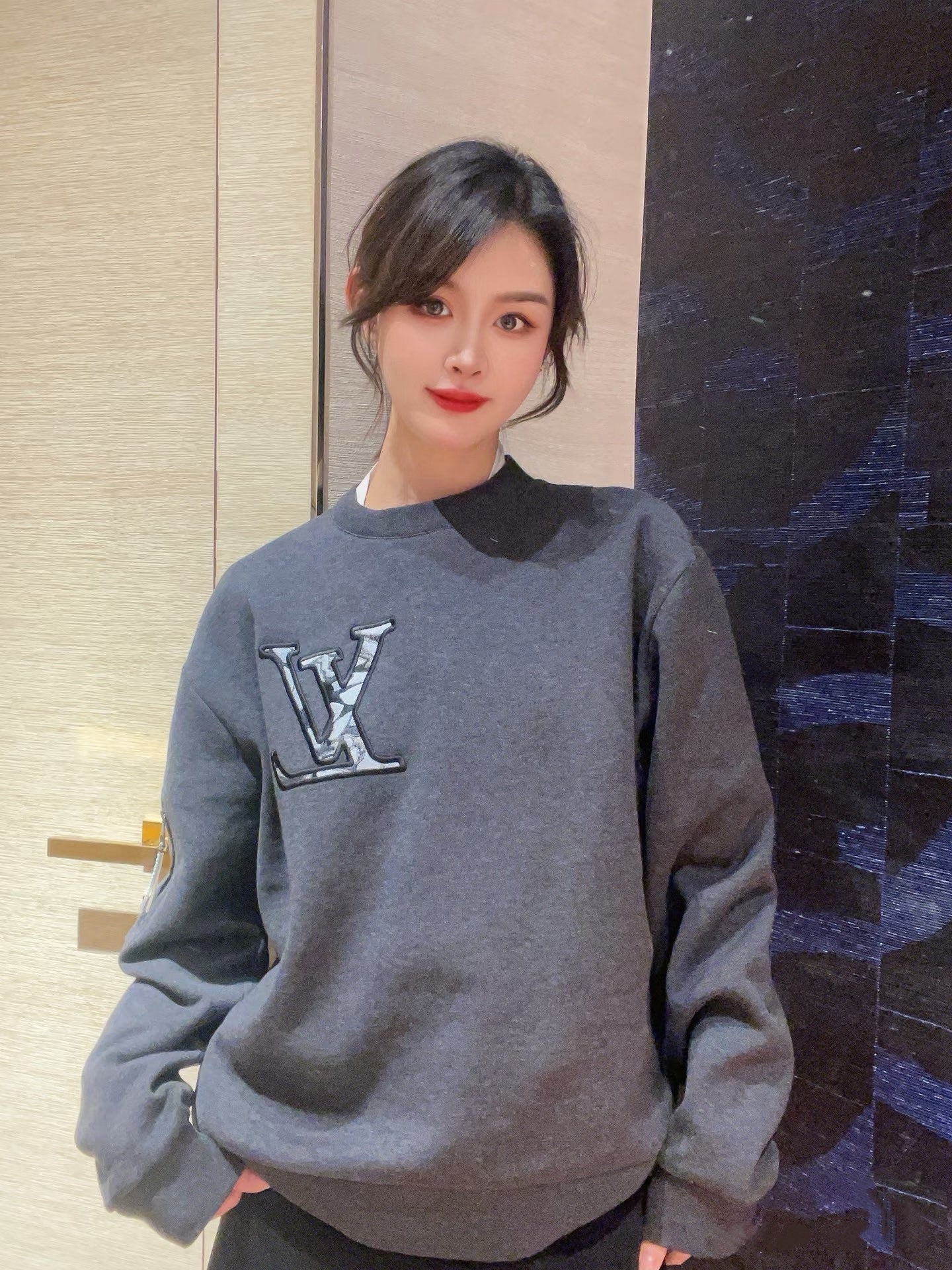 v공장 / 루이비통 점보 모노그램 자수 맨투맨 다크 그레이