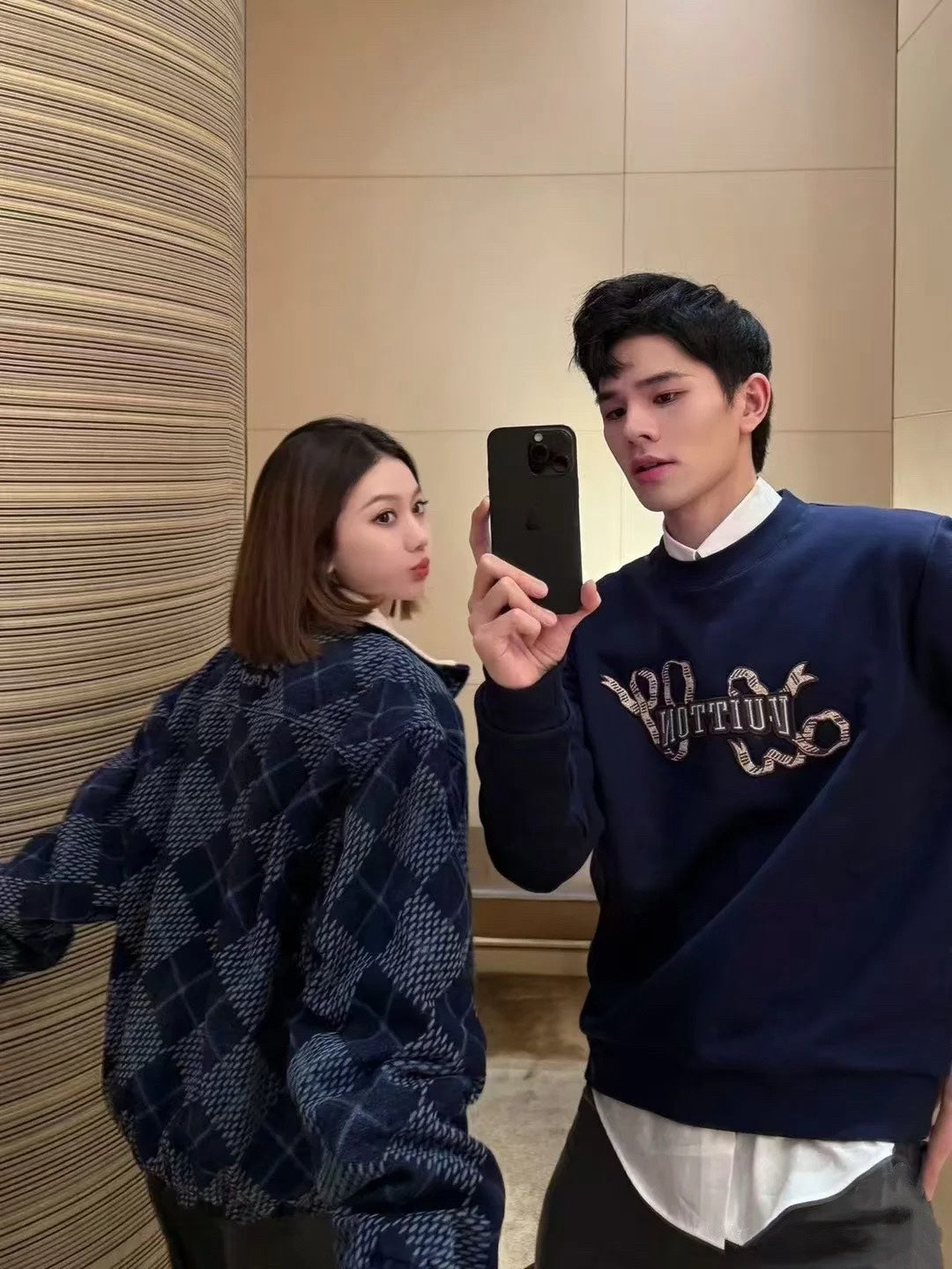 v공장 / 루이비통 엠브로이더드 코튼 크루넥 맨투