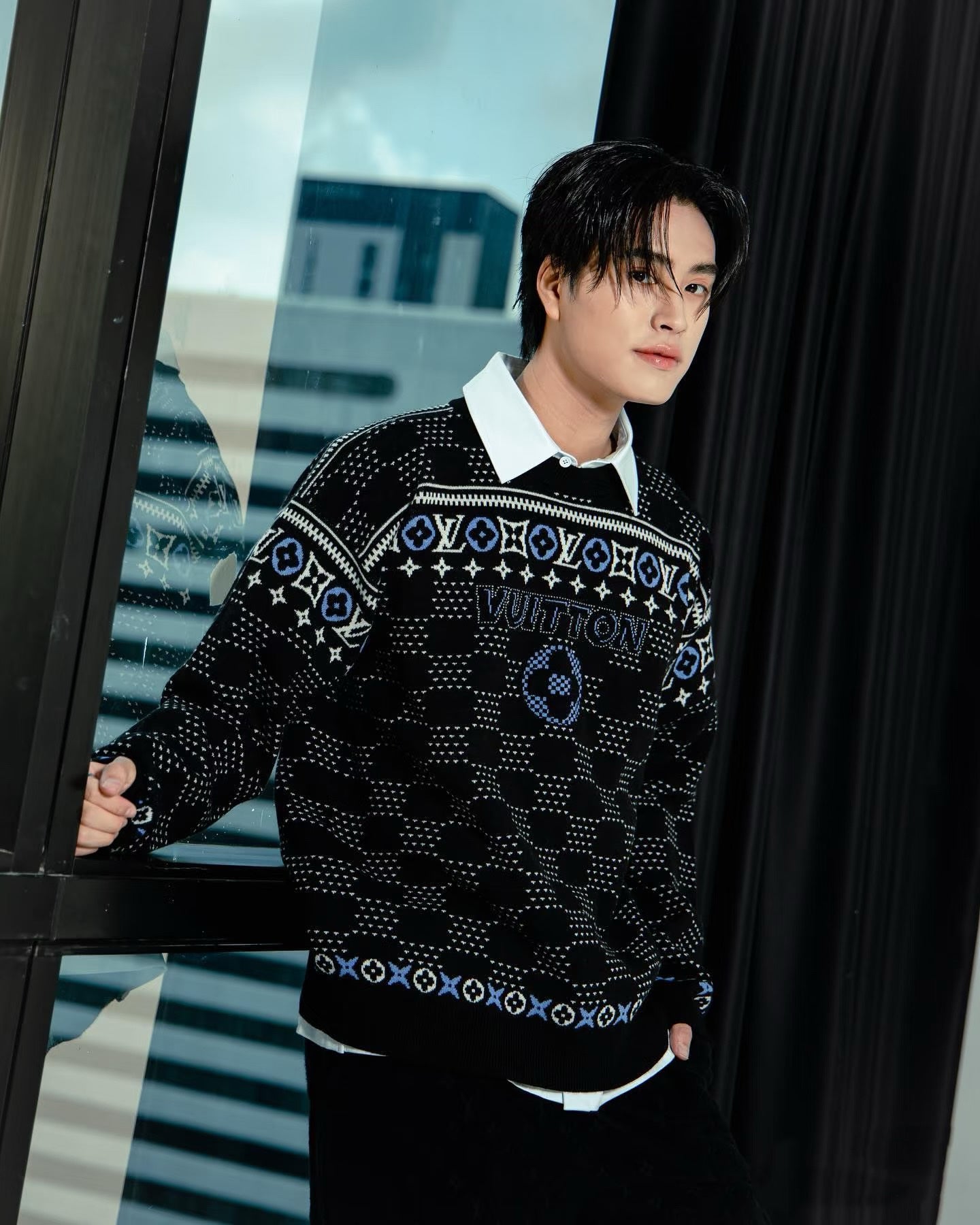 v공장 / 루이비통 25SS LV 엠보스드 남성 후드 니트 티셔츠 블랙 1A9FQI |