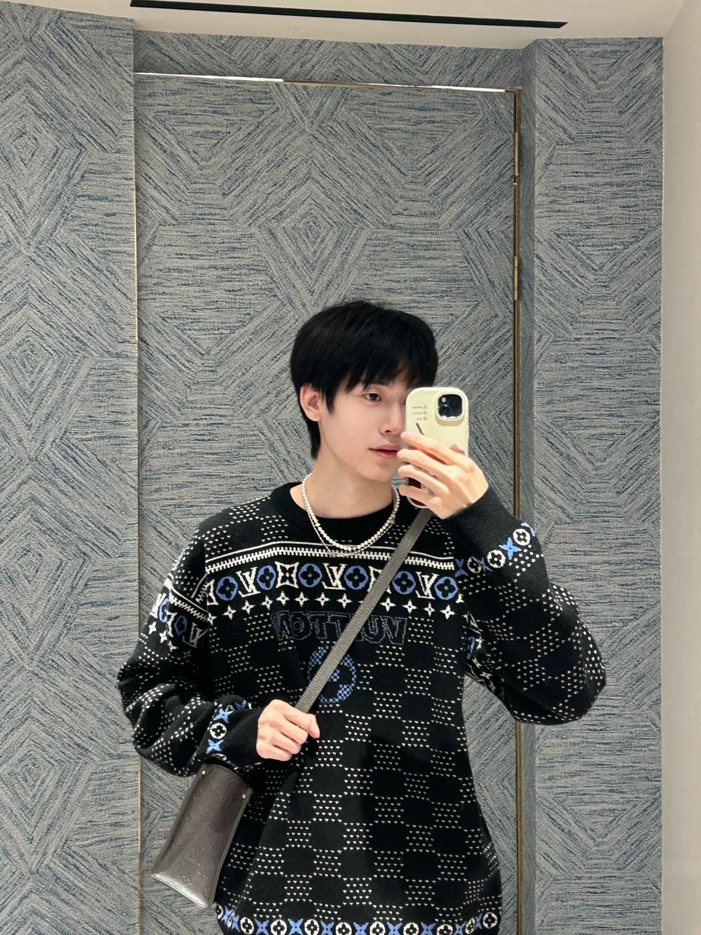v공장 / 루이비통 25SS LV 엠보스드 남성 후드 니트 티셔츠 블랙 1A9FQI |
