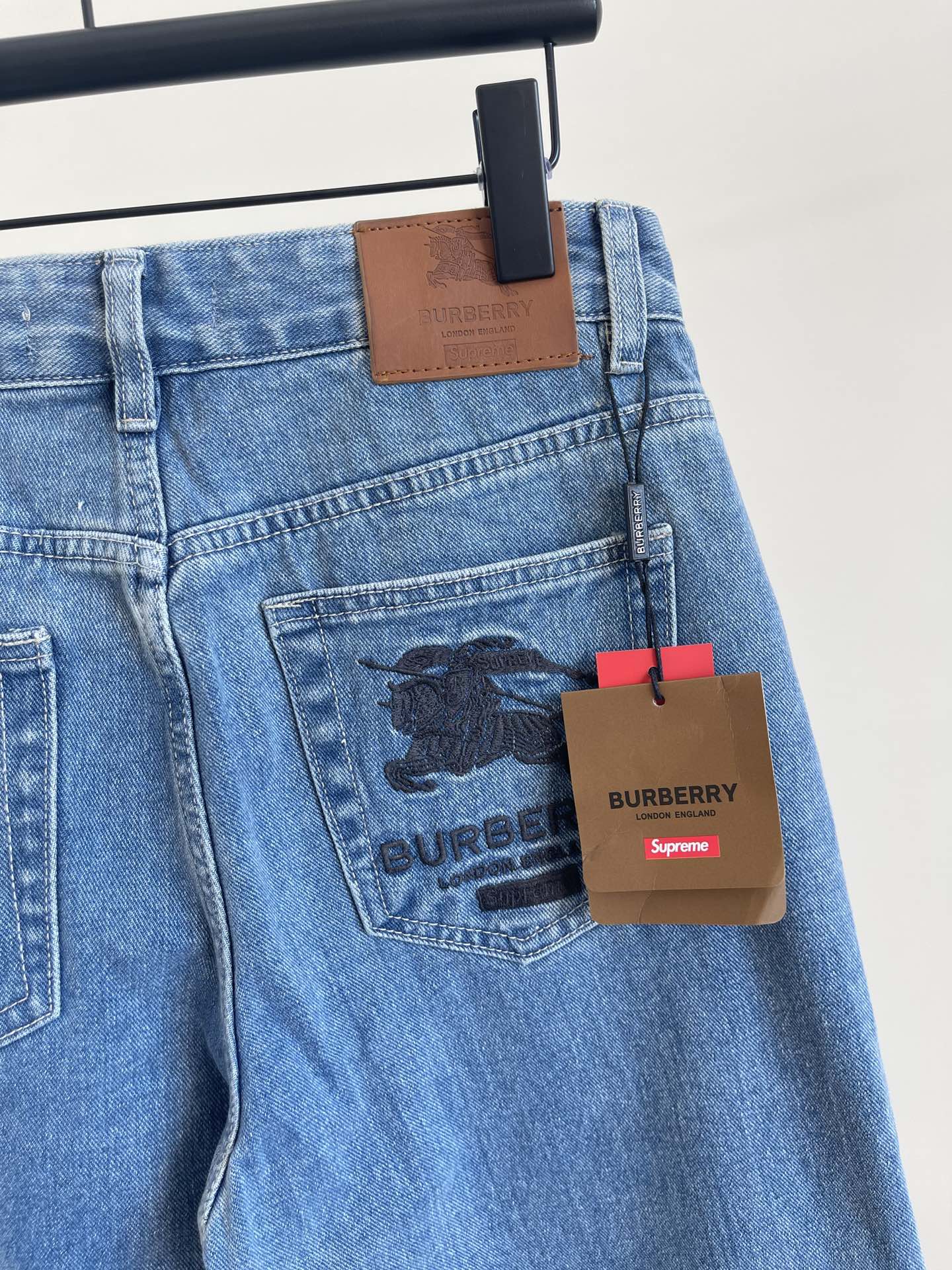 체인2호 / 버버리 청바지, Suprem*Burberry/공동 브랜드 Burberry 22SS 군마 자수 청바지