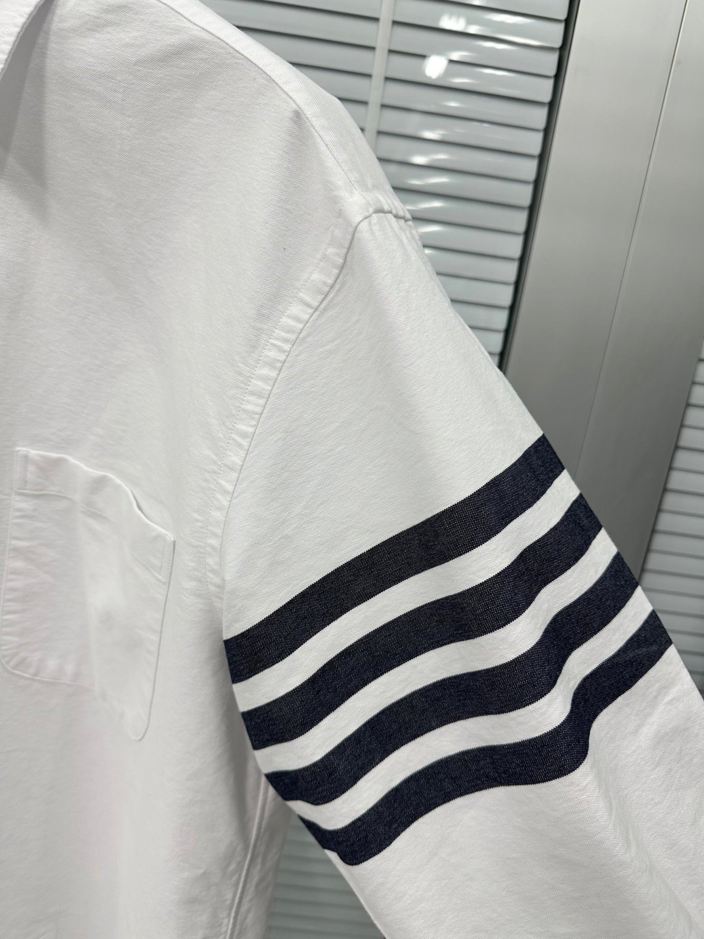 TJ / 톰브라운 오버핏 셔츠 , 𝗧𝗛𝗢𝗠 𝗕𝗥𝗢𝗪𝗡𝗘 클래식 포 스트라이프 옥스퍼드 루즈 셔츠