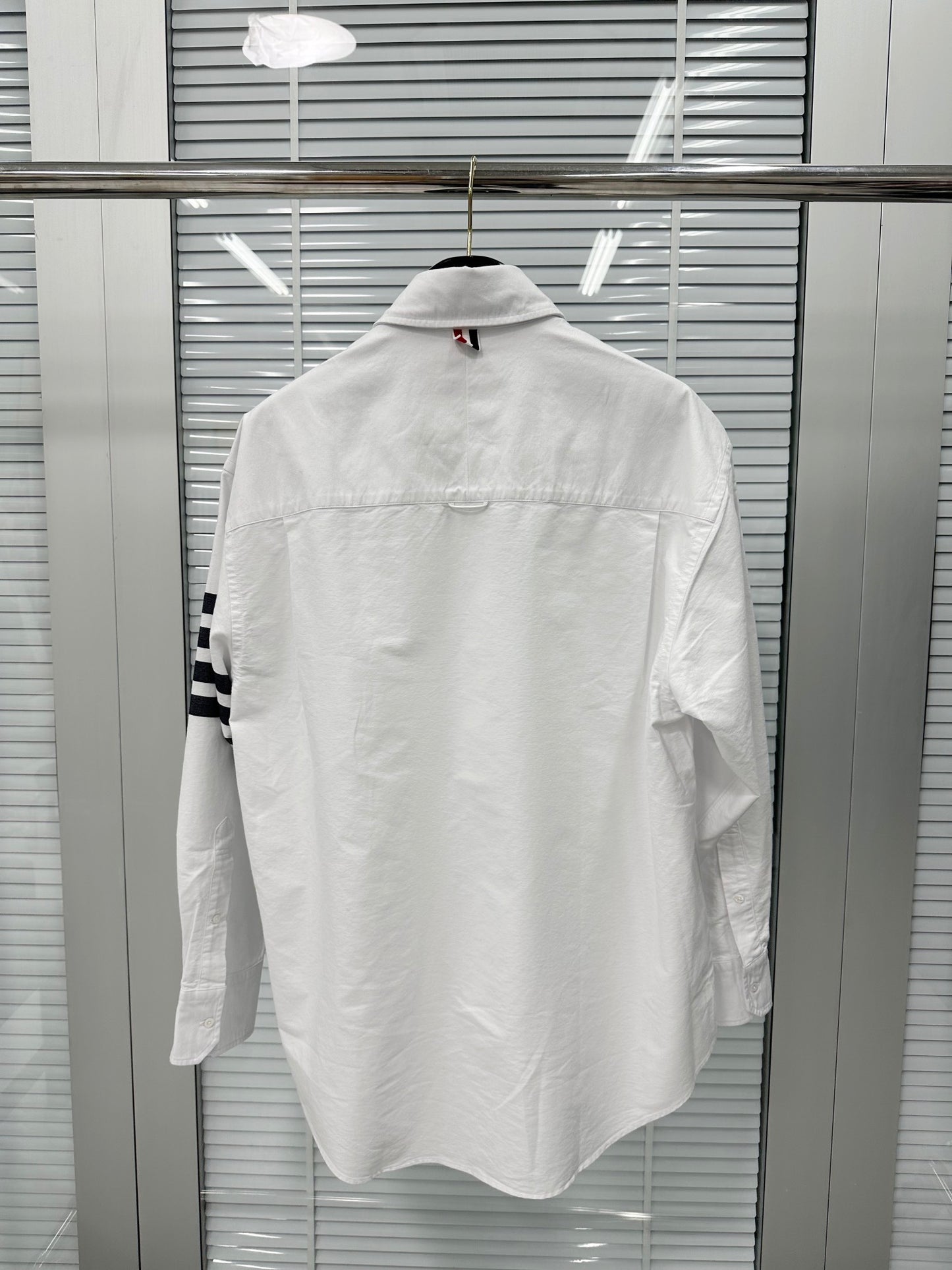 TJ / 톰브라운 오버핏 셔츠 , 𝗧𝗛𝗢𝗠 𝗕𝗥𝗢𝗪𝗡𝗘 클래식 포 스트라이프 옥스퍼드 루즈 셔츠