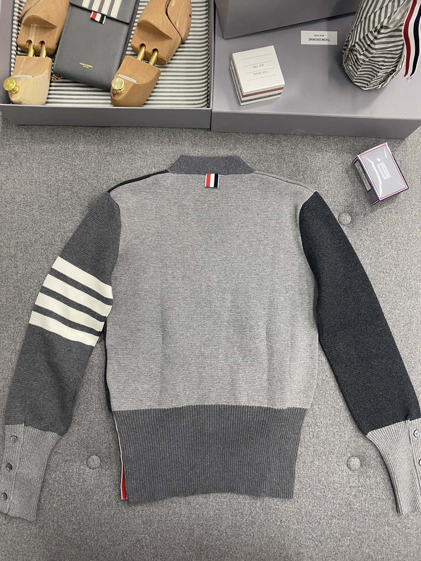 TJ / 𝗧𝗛𝗢𝗠 𝗕𝗥𝗢𝗪𝗡𝗘 톰브라운 클래식 여성 컬러블럭 가디건