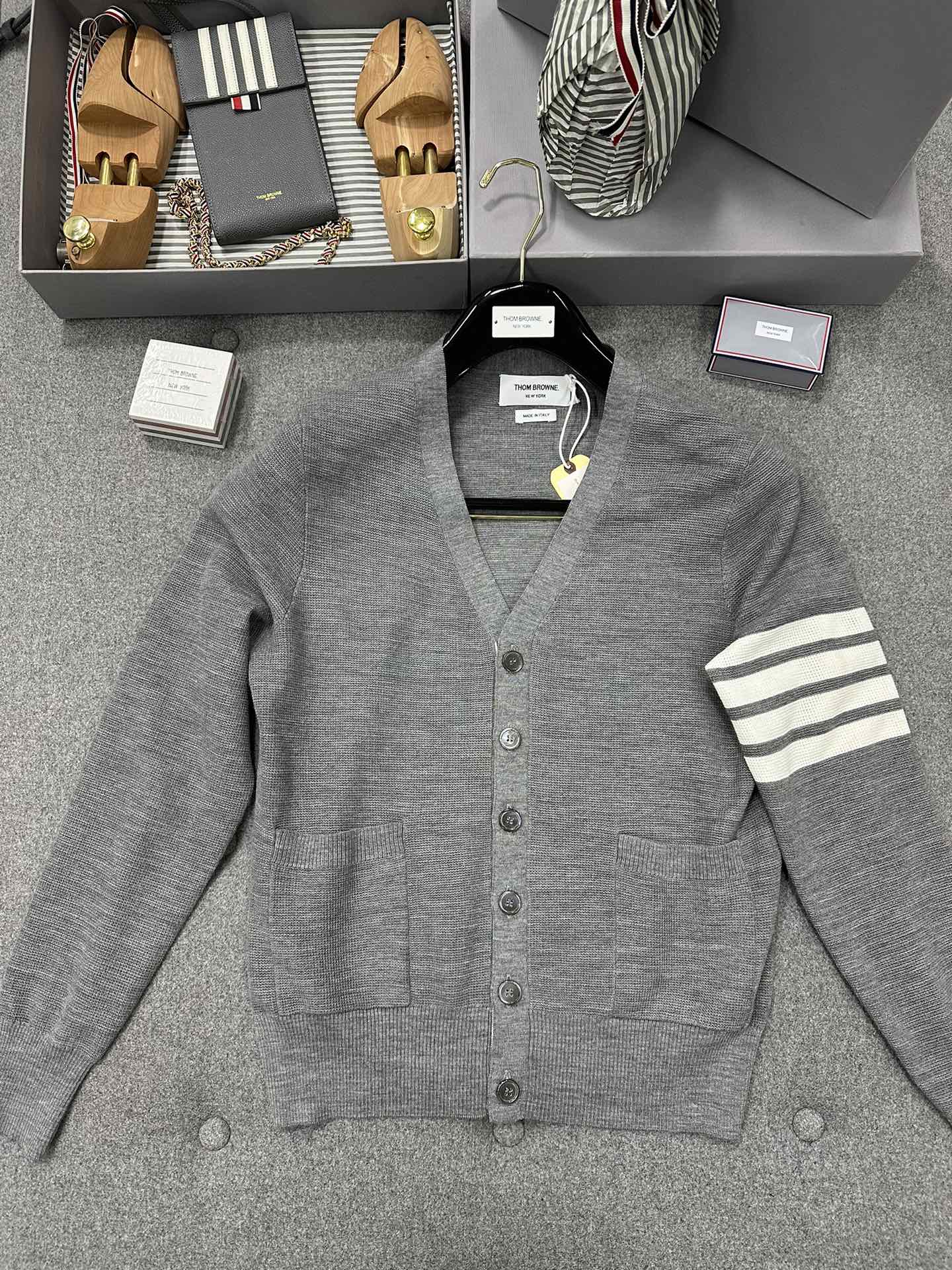 TJ / 톰브라운 울 가디건 , 𝗧𝗛𝗢𝗠 𝗕𝗥𝗢𝗪𝗡𝗘 가을, 겨울 클래식 𝟰𝗯digit 울 가디건