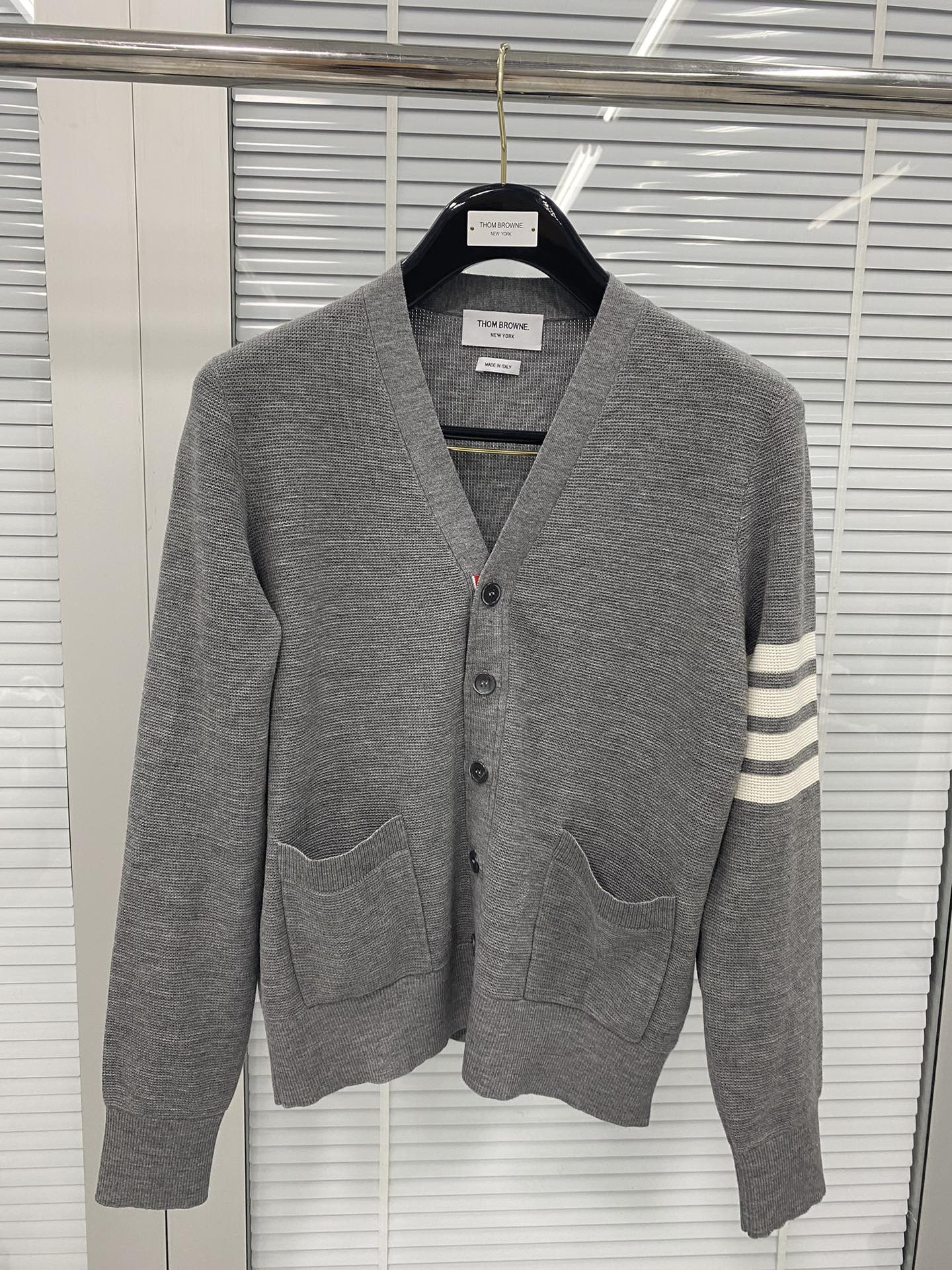 TJ / 톰브라운 울 가디건 , 𝗧𝗛𝗢𝗠 𝗕𝗥𝗢𝗪𝗡𝗘 가을, 겨울 클래식 𝟰𝗯digit 울 가디건