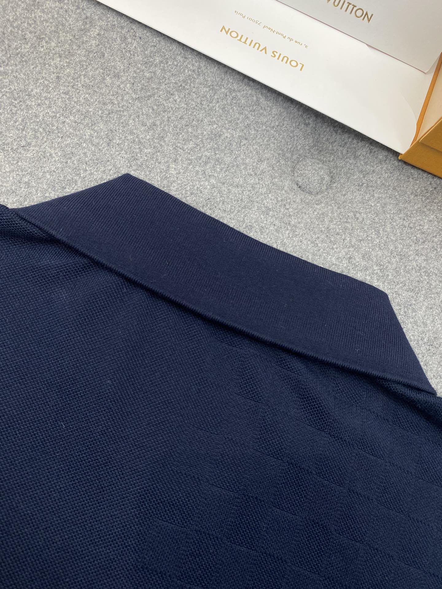 TJ셀러 / 루이비통 피케셔츠 폴로 카라티 ,𝗟𝗢𝗨𝗜𝗦 𝗩𝗨𝗜𝗧𝗧𝗢𝗡 𝗛𝗔𝗟𝗙 𝗗𝗔𝗠𝗜𝗘𝗥 포켓 티셔츠 호텔