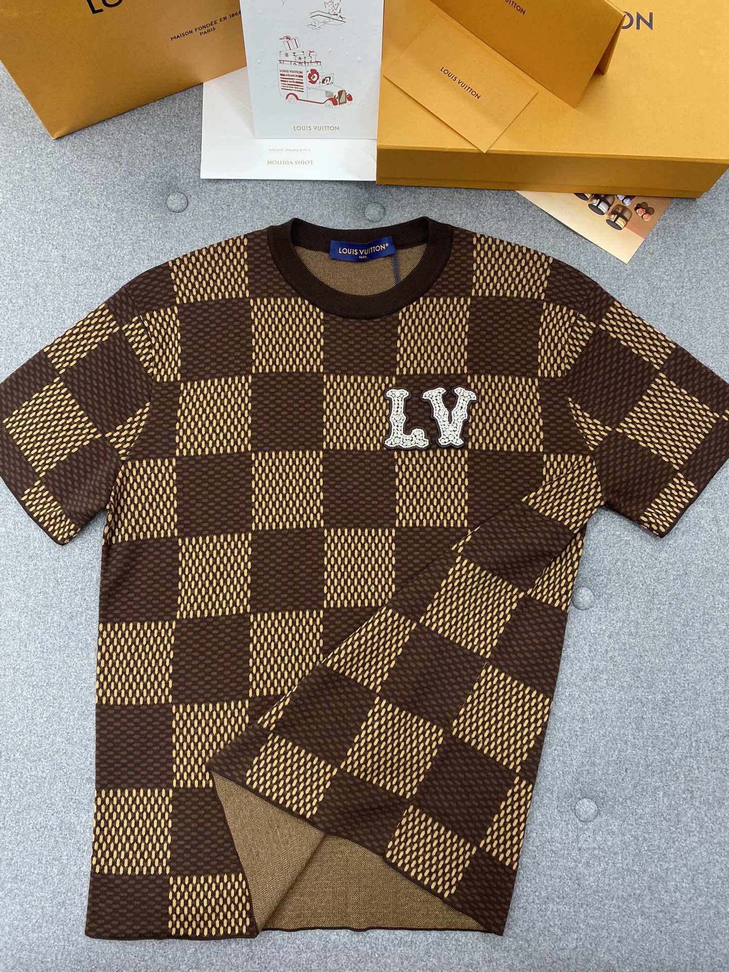 TJ셀러 / 루이비통 반팔티 , 𝗟𝗢𝗨𝗜𝗦 𝗩𝗨𝗜𝗧𝗧𝗢𝗡 DAMIER LV 크리스탈 패치 코튼 반팔 크루넥 셔츠