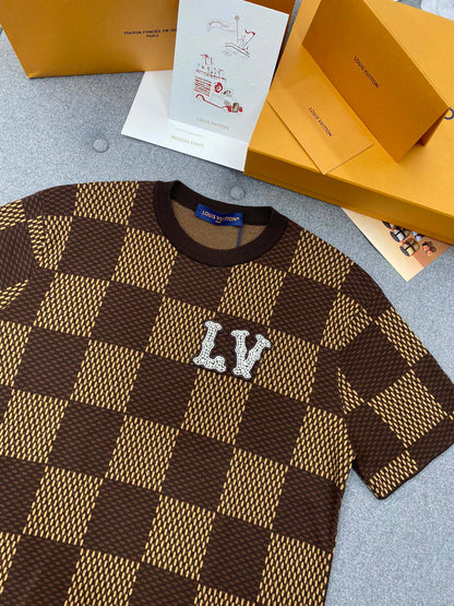 TJ셀러 / 루이비통 반팔티 , 𝗟𝗢𝗨𝗜𝗦 𝗩𝗨𝗜𝗧𝗧𝗢𝗡 DAMIER LV 크리스탈 패치 코튼 반팔 크루넥 셔츠