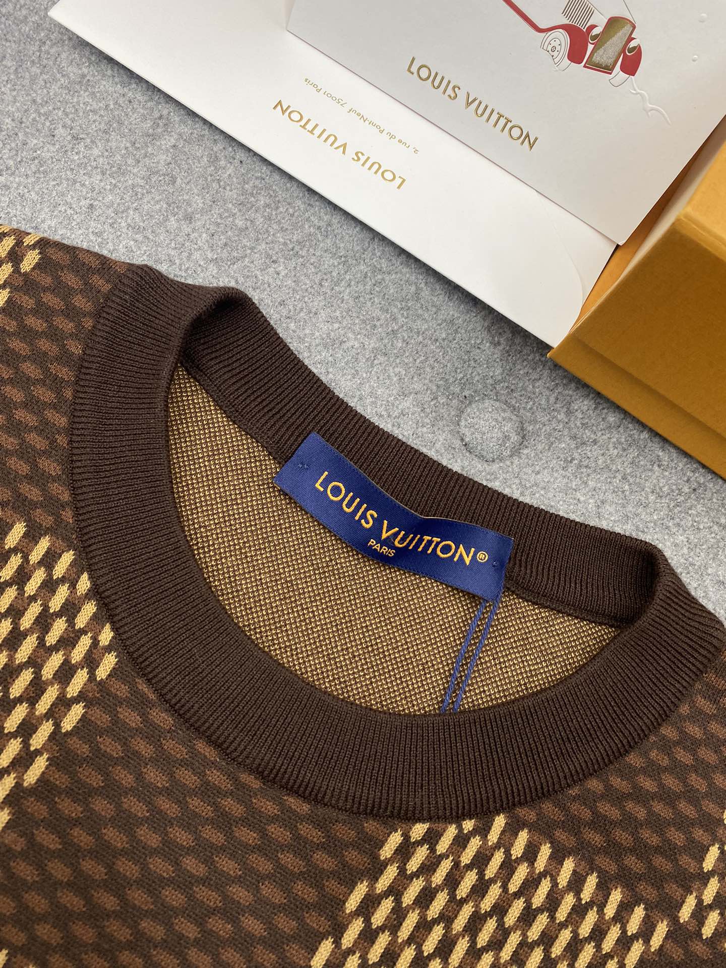 TJ셀러 / 루이비통 반팔티 , 𝗟𝗢𝗨𝗜𝗦 𝗩𝗨𝗜𝗧𝗧𝗢𝗡 DAMIER LV 크리스탈 패치 코튼 반팔 크루넥 셔츠