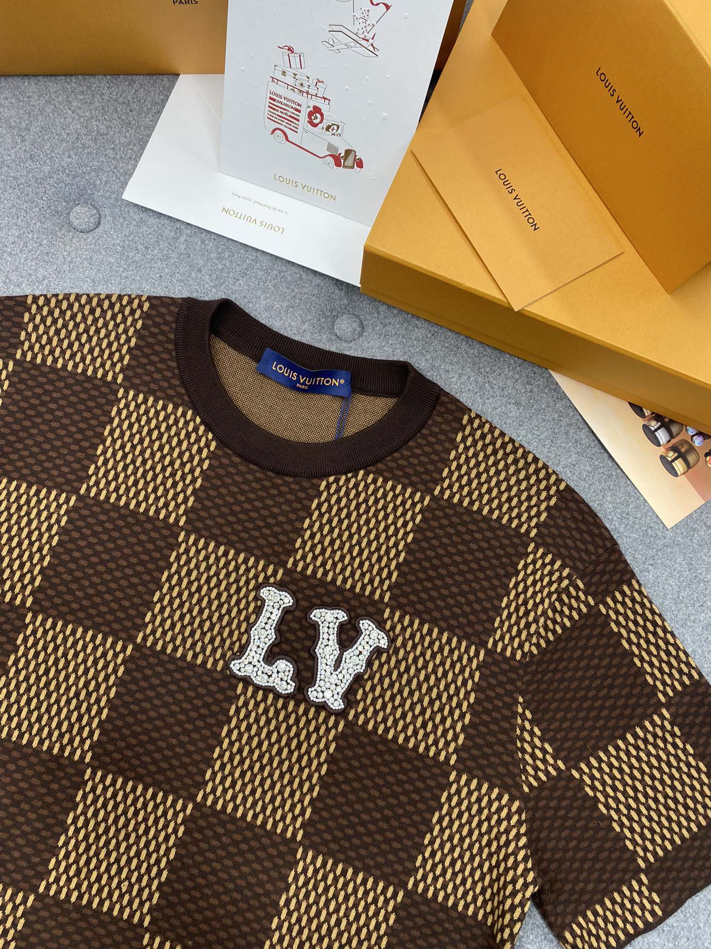 TJ셀러 / 루이비통 반팔티 , 𝗟𝗢𝗨𝗜𝗦 𝗩𝗨𝗜𝗧𝗧𝗢𝗡 DAMIER LV 크리스탈 패치 코튼 반팔 크루넥 셔츠