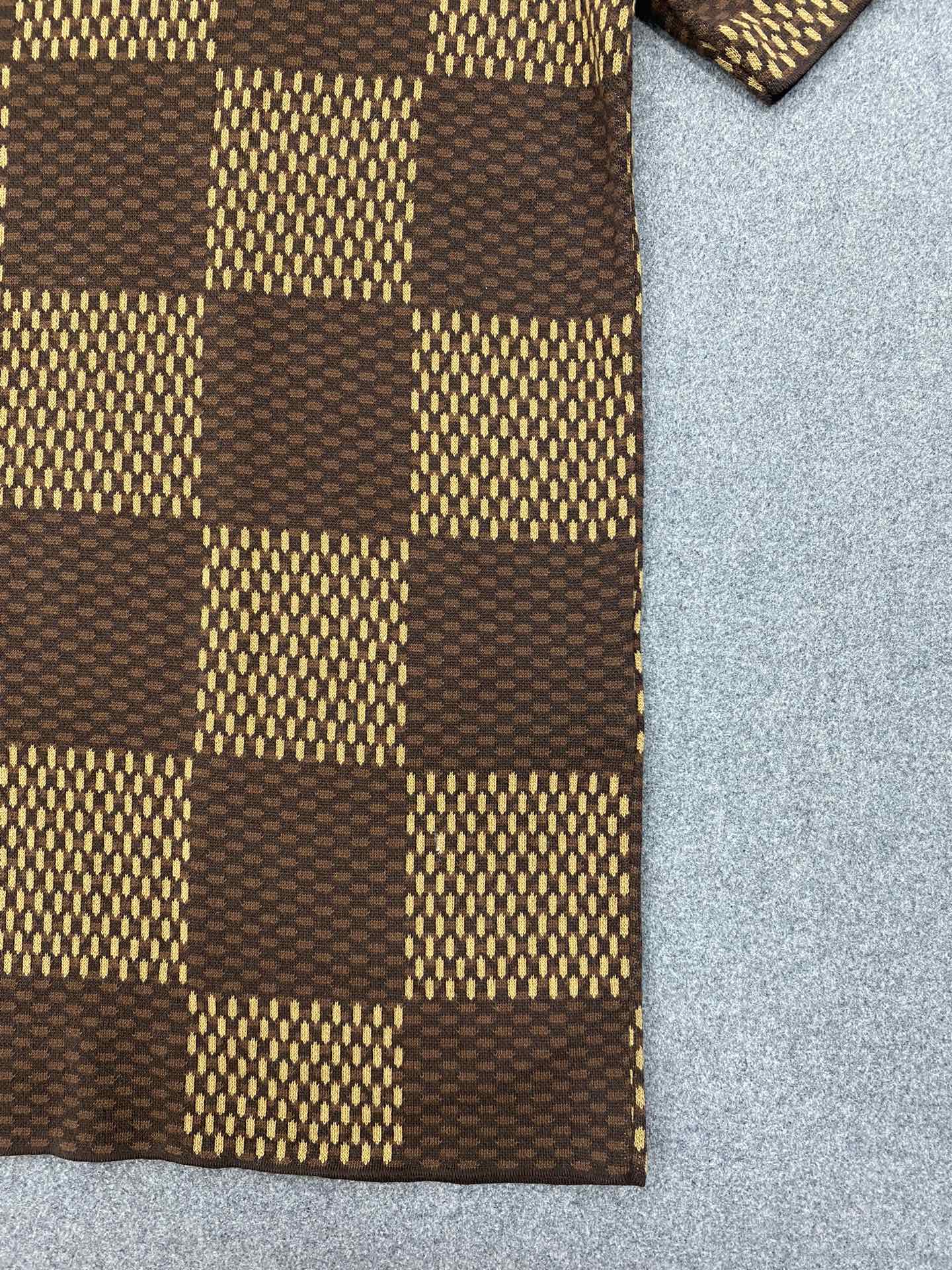 TJ셀러 / 루이비통 반팔티 , 𝗟𝗢𝗨𝗜𝗦 𝗩𝗨𝗜𝗧𝗧𝗢𝗡 DAMIER LV 크리스탈 패치 코튼 반팔 크루넥 셔츠