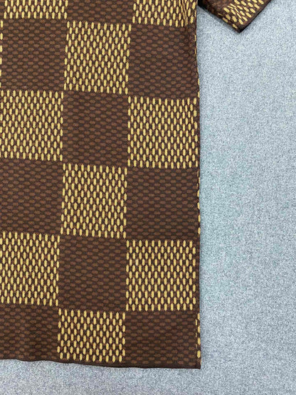 TJ셀러 / 루이비통 반팔티 , 𝗟𝗢𝗨𝗜𝗦 𝗩𝗨𝗜𝗧𝗧𝗢𝗡 DAMIER LV 크리스탈 패치 코튼 반팔 크루넥 셔츠