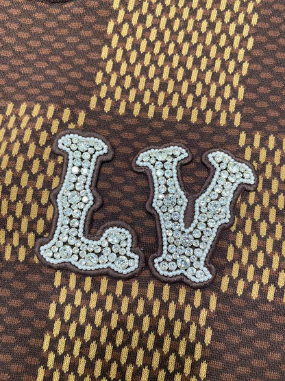TJ셀러 / 루이비통 반팔티 , 𝗟𝗢𝗨𝗜𝗦 𝗩𝗨𝗜𝗧𝗧𝗢𝗡 DAMIER LV 크리스탈 패치 코튼 반팔 크루넥 셔츠