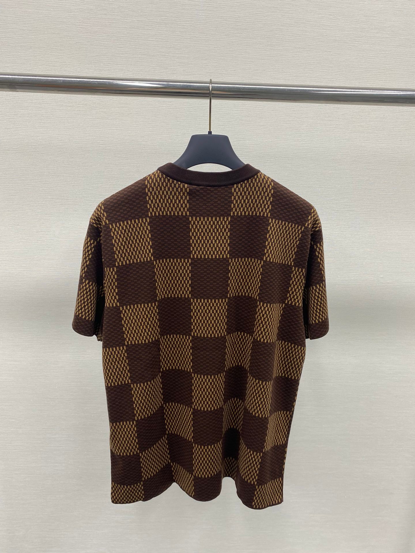 TJ셀러 / 루이비통 반팔티 , 𝗟𝗢𝗨𝗜𝗦 𝗩𝗨𝗜𝗧𝗧𝗢𝗡 DAMIER LV 크리스탈 패치 코튼 반팔 크루넥 셔츠