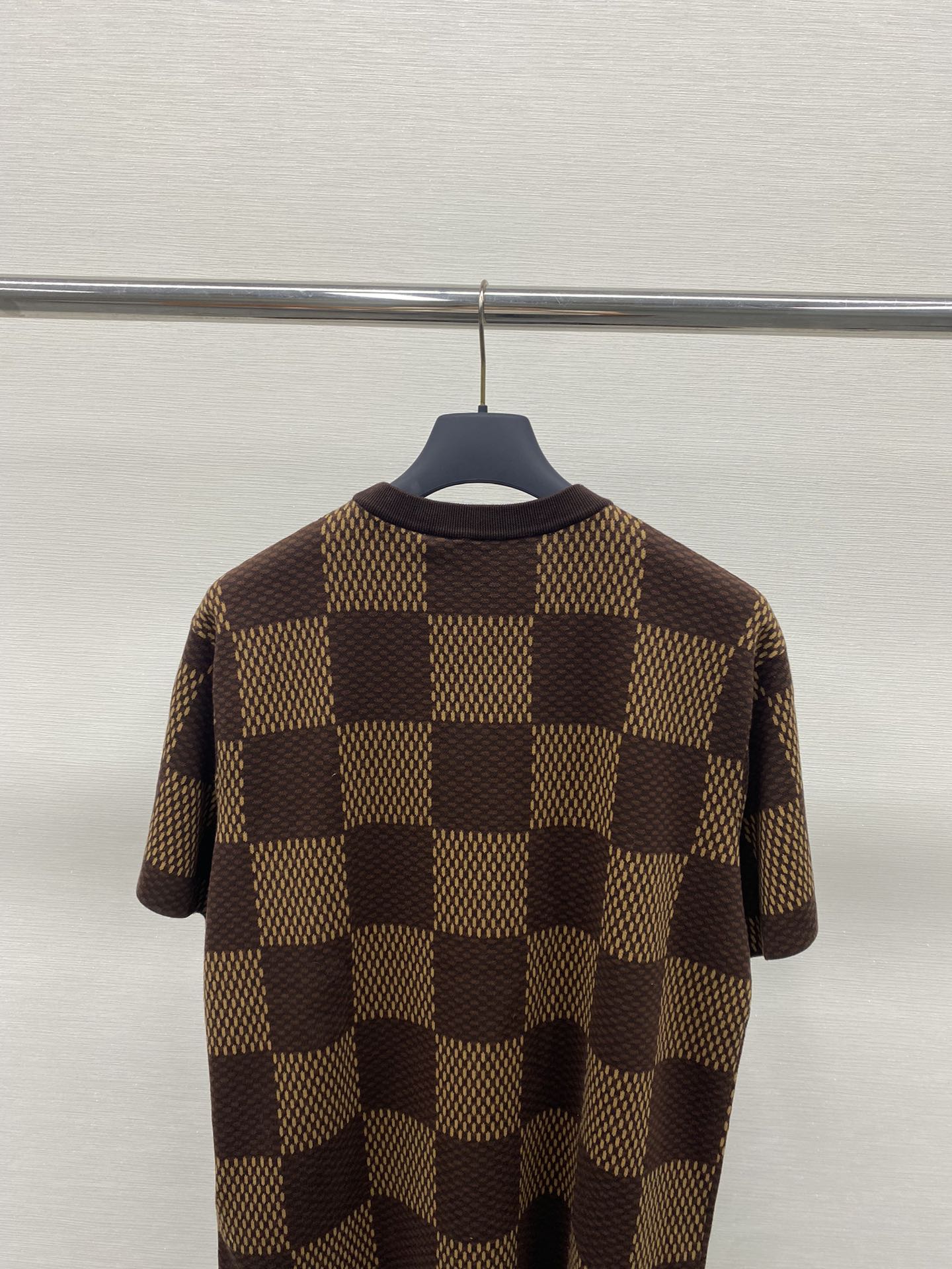 TJ셀러 / 루이비통 반팔티 , 𝗟𝗢𝗨𝗜𝗦 𝗩𝗨𝗜𝗧𝗧𝗢𝗡 DAMIER LV 크리스탈 패치 코튼 반팔 크루넥 셔츠