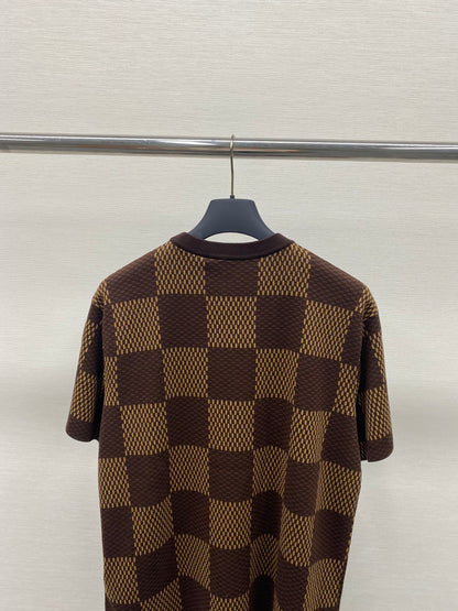 TJ셀러 / 루이비통 반팔티 , 𝗟𝗢𝗨𝗜𝗦 𝗩𝗨𝗜𝗧𝗧𝗢𝗡 DAMIER LV 크리스탈 패치 코튼 반팔 크루넥 셔츠
