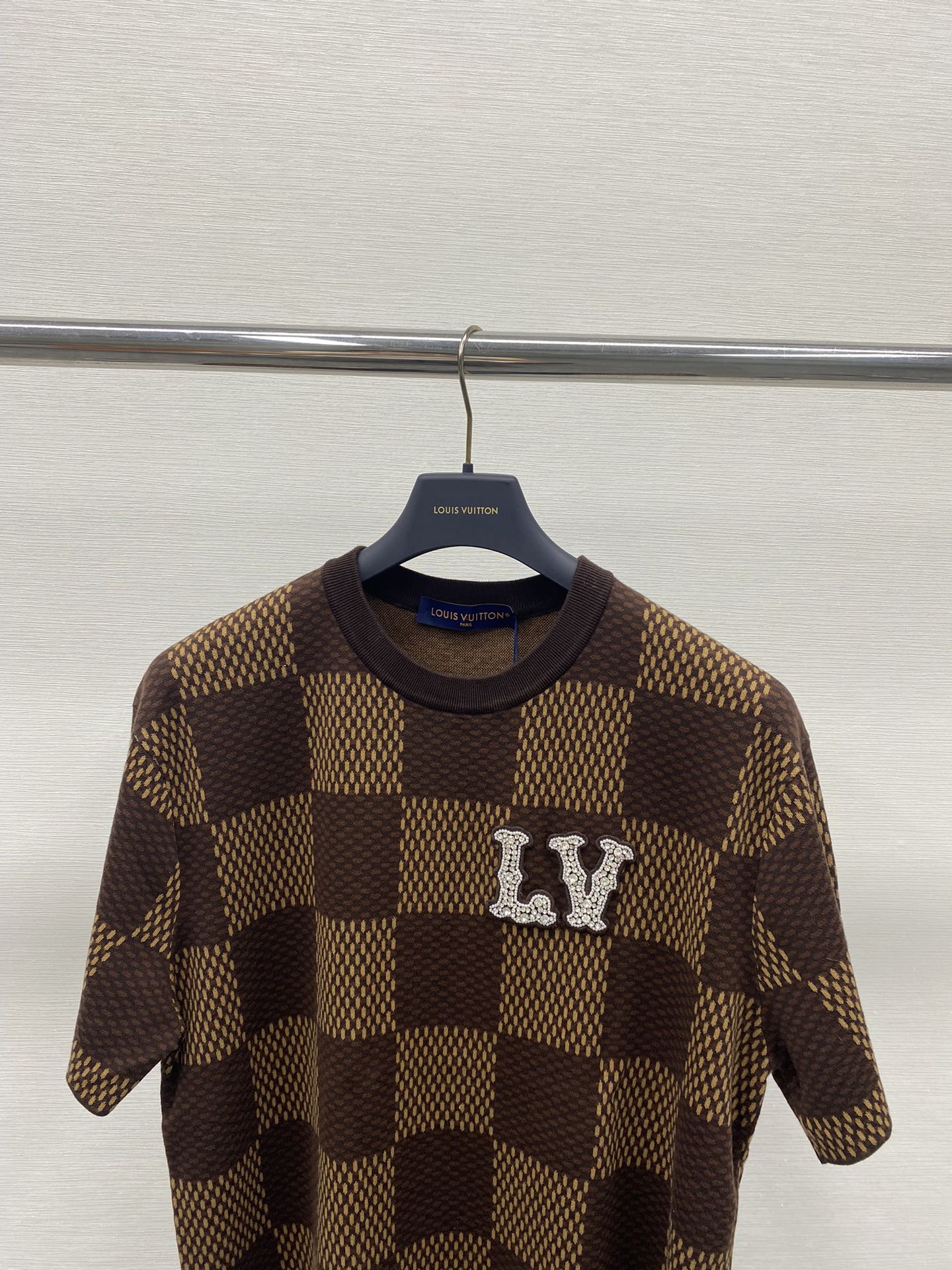 TJ셀러 / 루이비통 반팔티 , 𝗟𝗢𝗨𝗜𝗦 𝗩𝗨𝗜𝗧𝗧𝗢𝗡 DAMIER LV 크리스탈 패치 코튼 반팔 크루넥 셔츠
